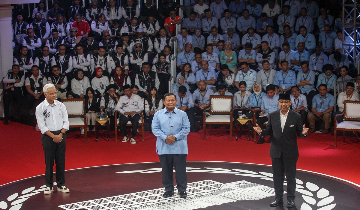 Ketiga capres mengikuti sesi debat di halaman kantor KPU, Selasa (12/12) malam