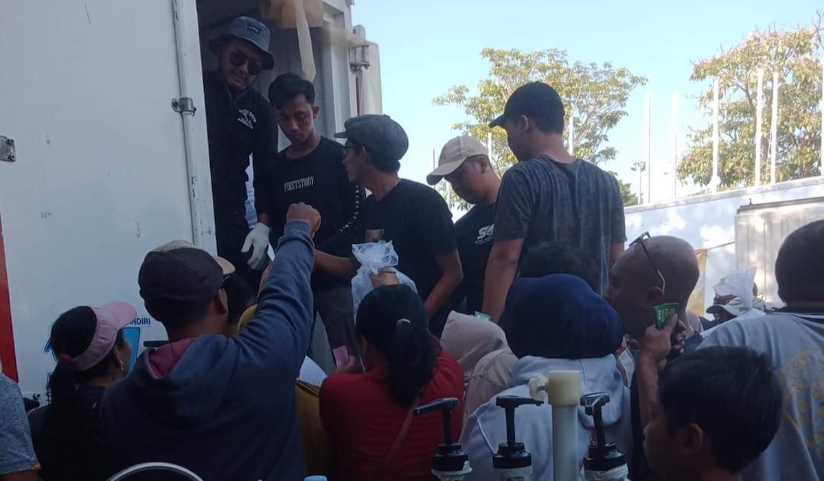 Warga antre untuk mendapatkan pembagian 120 ton ikan pindang gratis oleh nelayan di Kabupaten Pati 