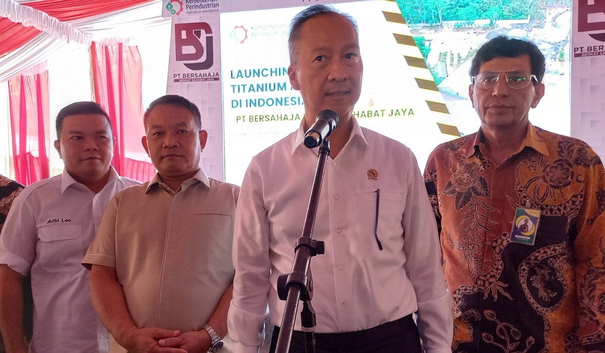 Menteri Perindustrian Agus Gumiwang meresmikan smelter titanium pertama di Indonesia di Bangka Belitung, Kamis, (7/12).
