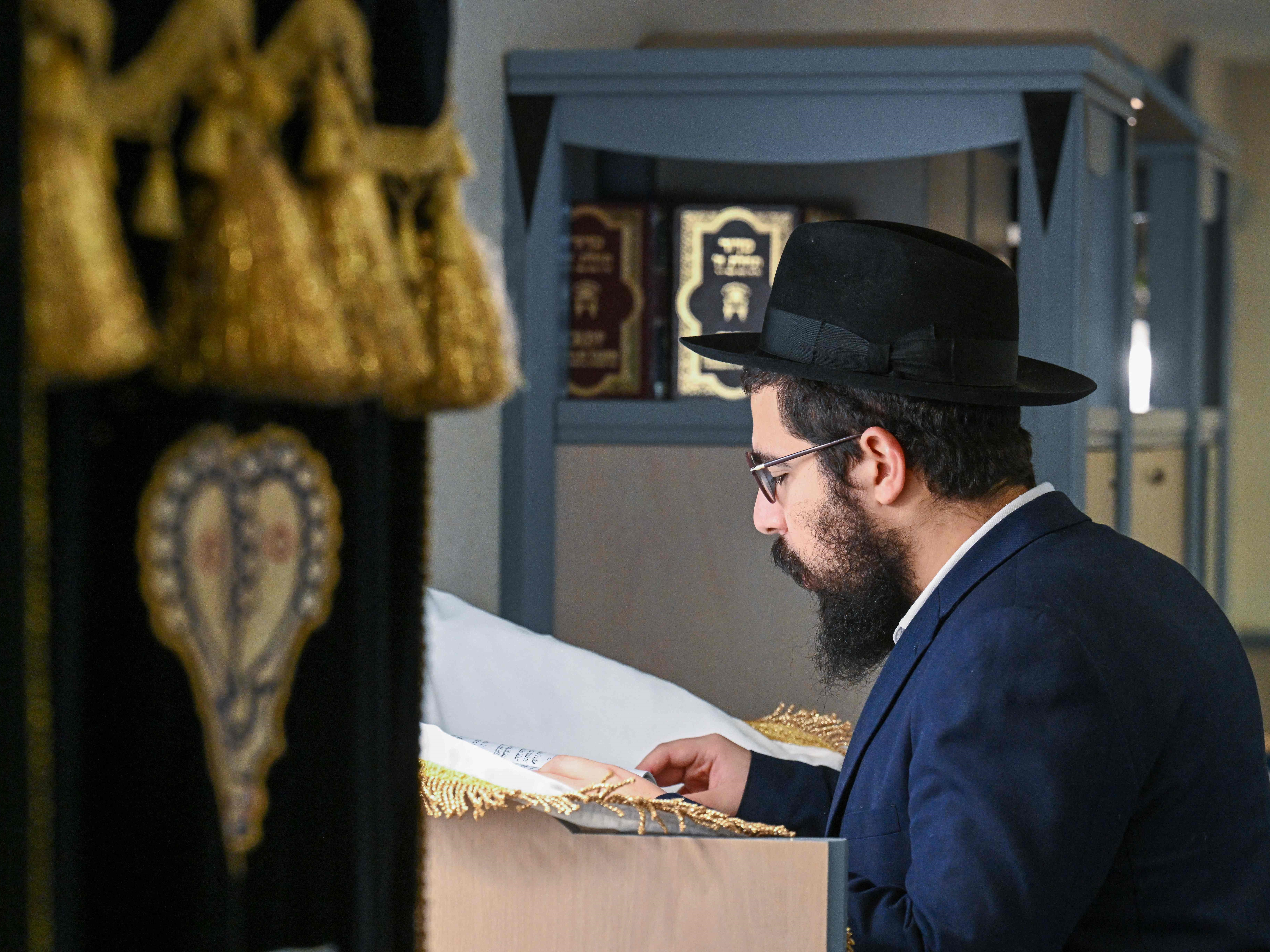 Rabi dari kamp Machne Chabad Mendel Moscowitz berdoa di kamp pengungsi Balatonszöd yang dioperasikan Asosiasi Komunitas Yahudi Hongaria.