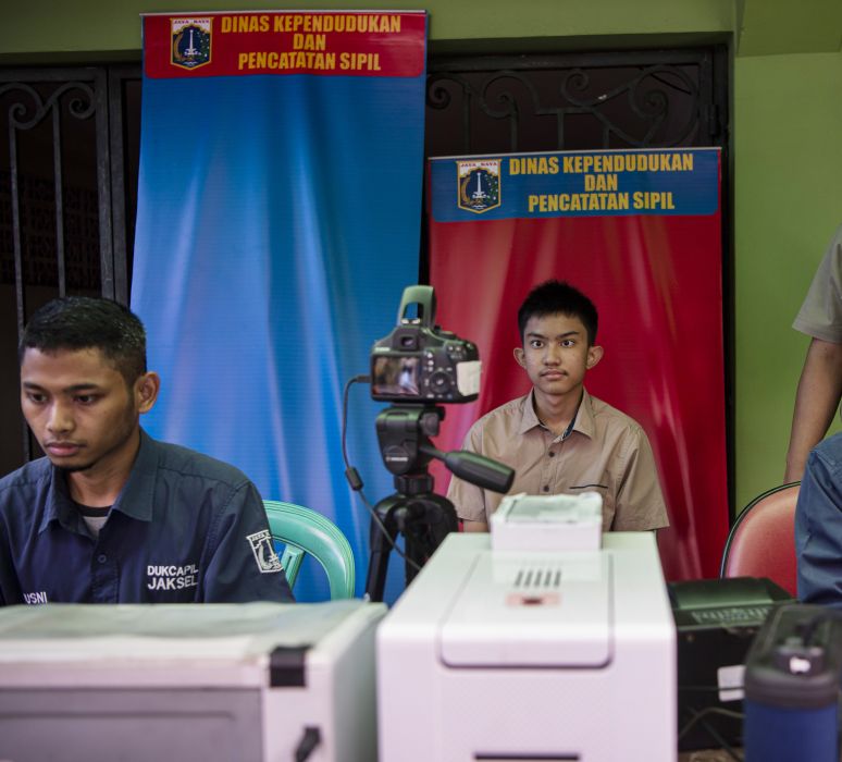 Warga melakukan foto untuk perekaman KTP-El