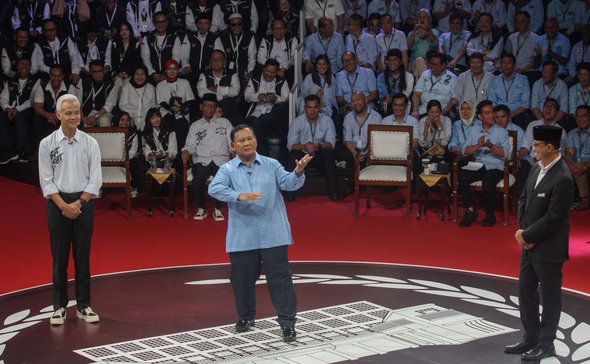 Prabowo bergimik ketika dbat capres perdana berlangsung.