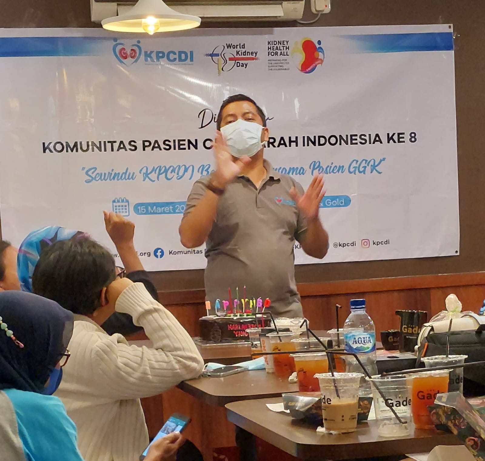 Ketua Umum Komunitas Pasien Cuci Darah Indonesia (KPCDI) Tony Richard Samosir (berdiri).