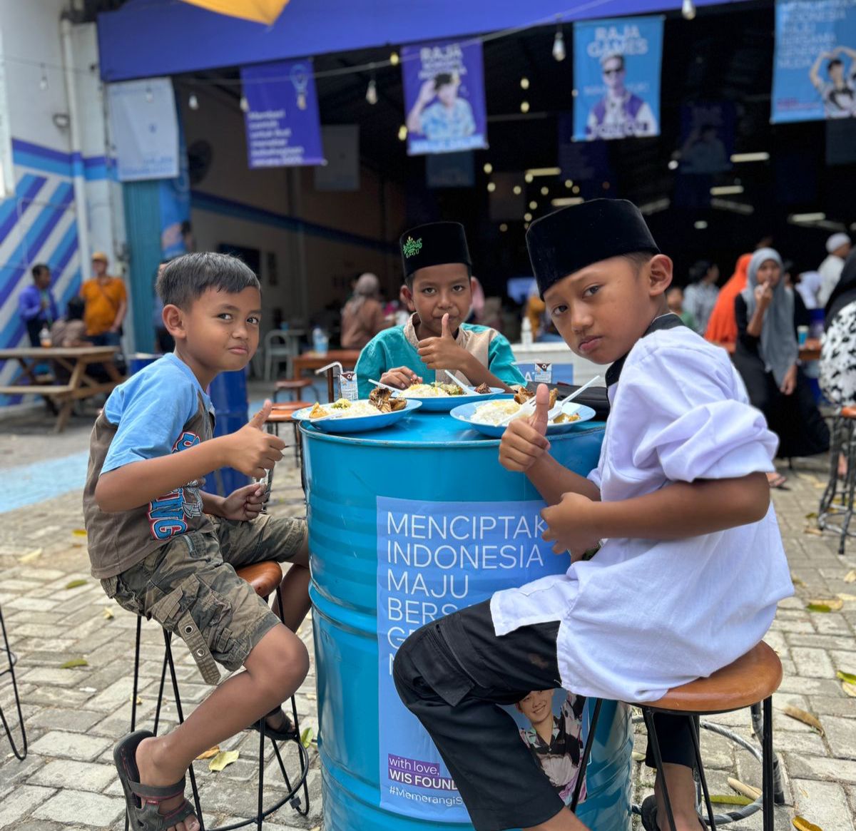 Anak-anak ikut makan siang di rumah makan 'Wis Mangan?