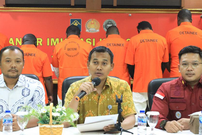 Konferensi pers tentang WNA yang tidak memiliki dokumen perjalanan.