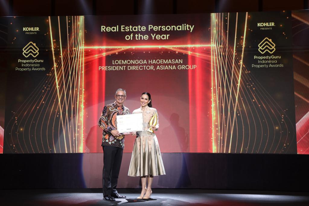 Presiden Direktur Asiana Group, Loemongga Haoemasan, meriah penghargaan 2023 Indonesia Real Estate Personality.