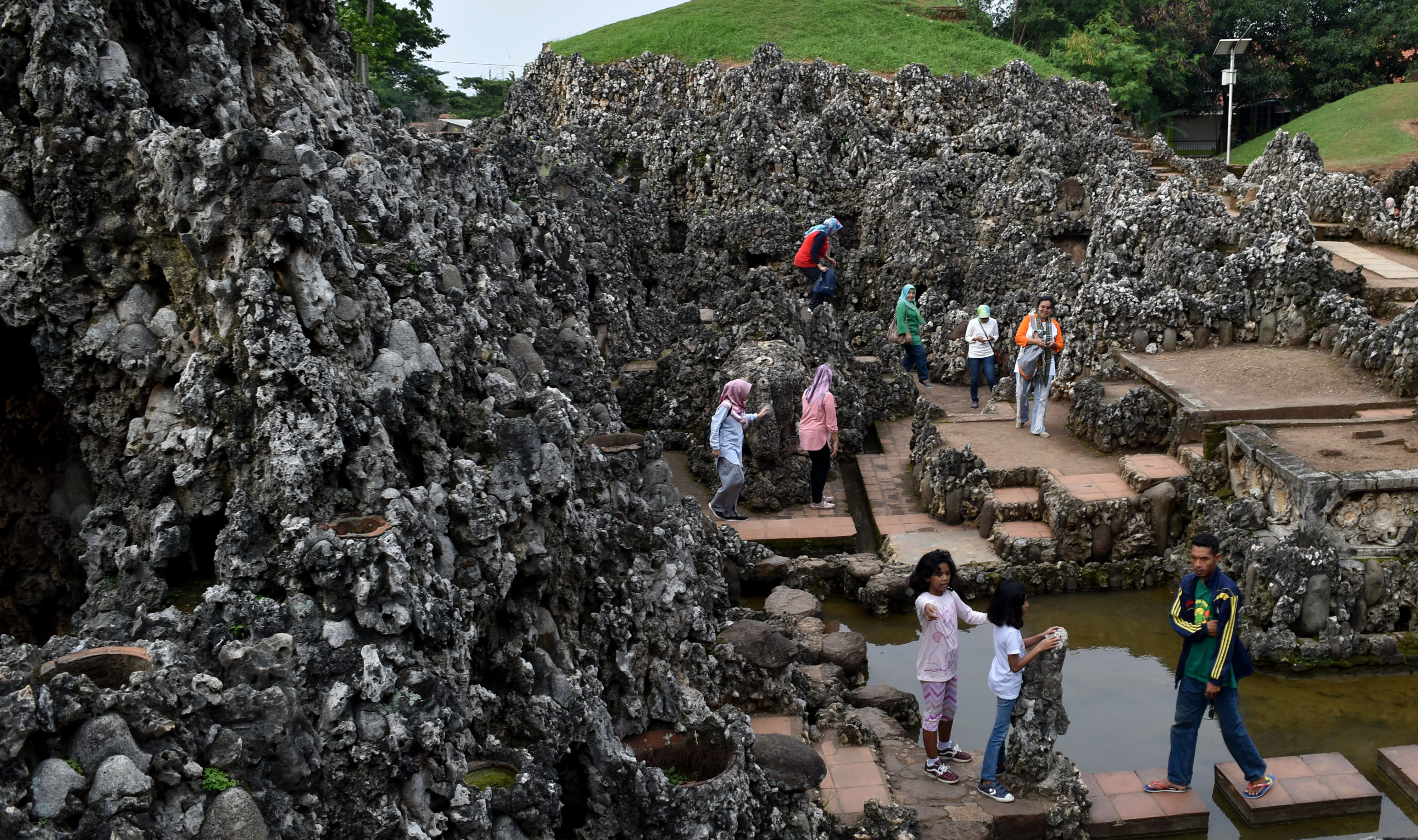 Wisatawan mengunjungi Gua Sunyaragi di Cirebon
