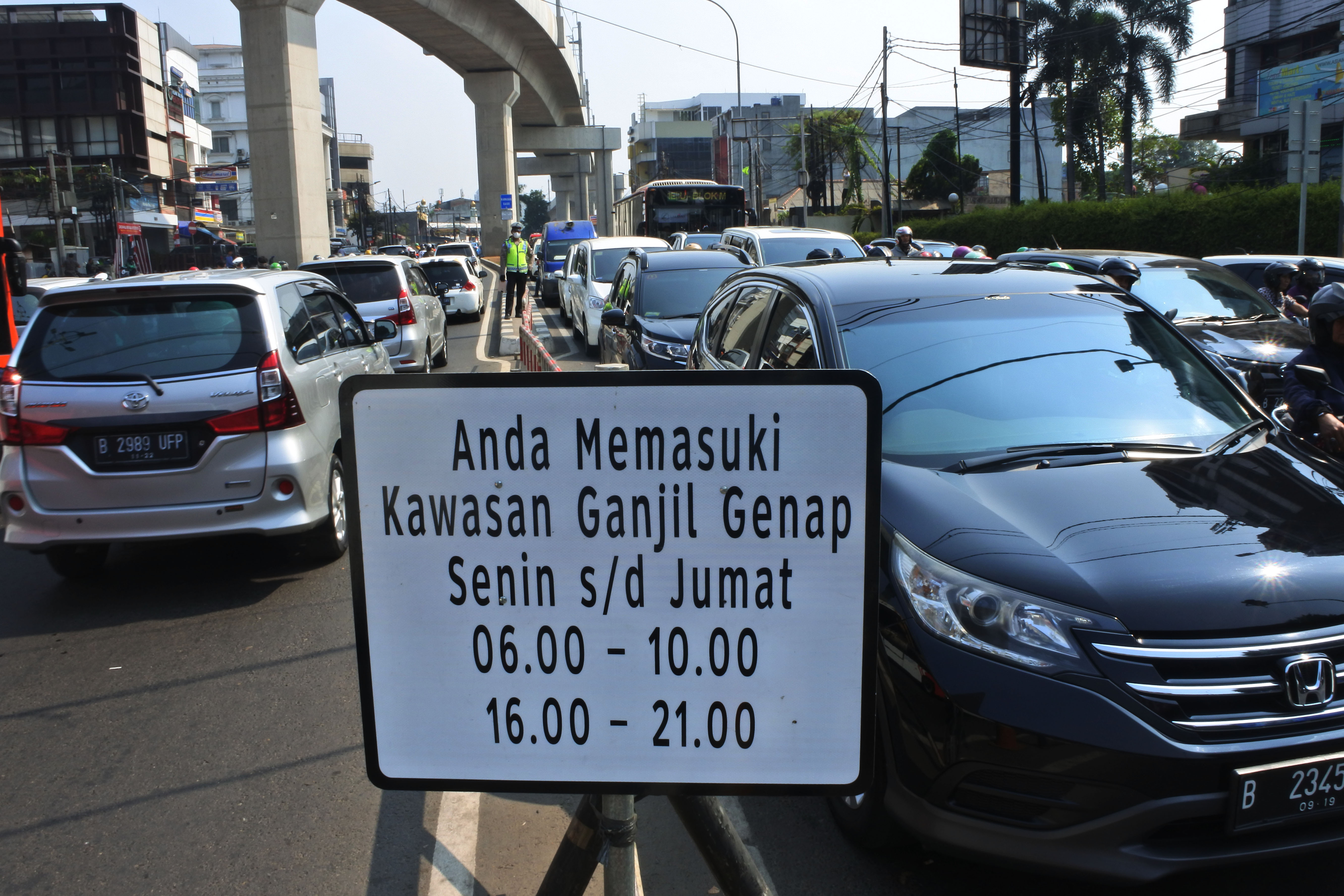 Suasana area ganjil genap di Jalan RS Fatmawati Raya, Jakarta, Senin (9/9/2019).