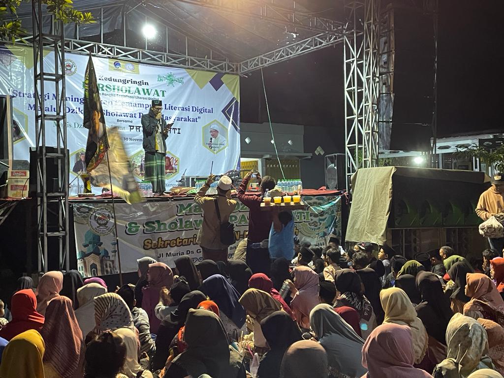 Sosialisasi  literasi digital melalui dzikir dan salawat di Lapangan Kedungringin, Desa Drenges, Kecamatan Kertosono, Kabupaten Nganjuk.