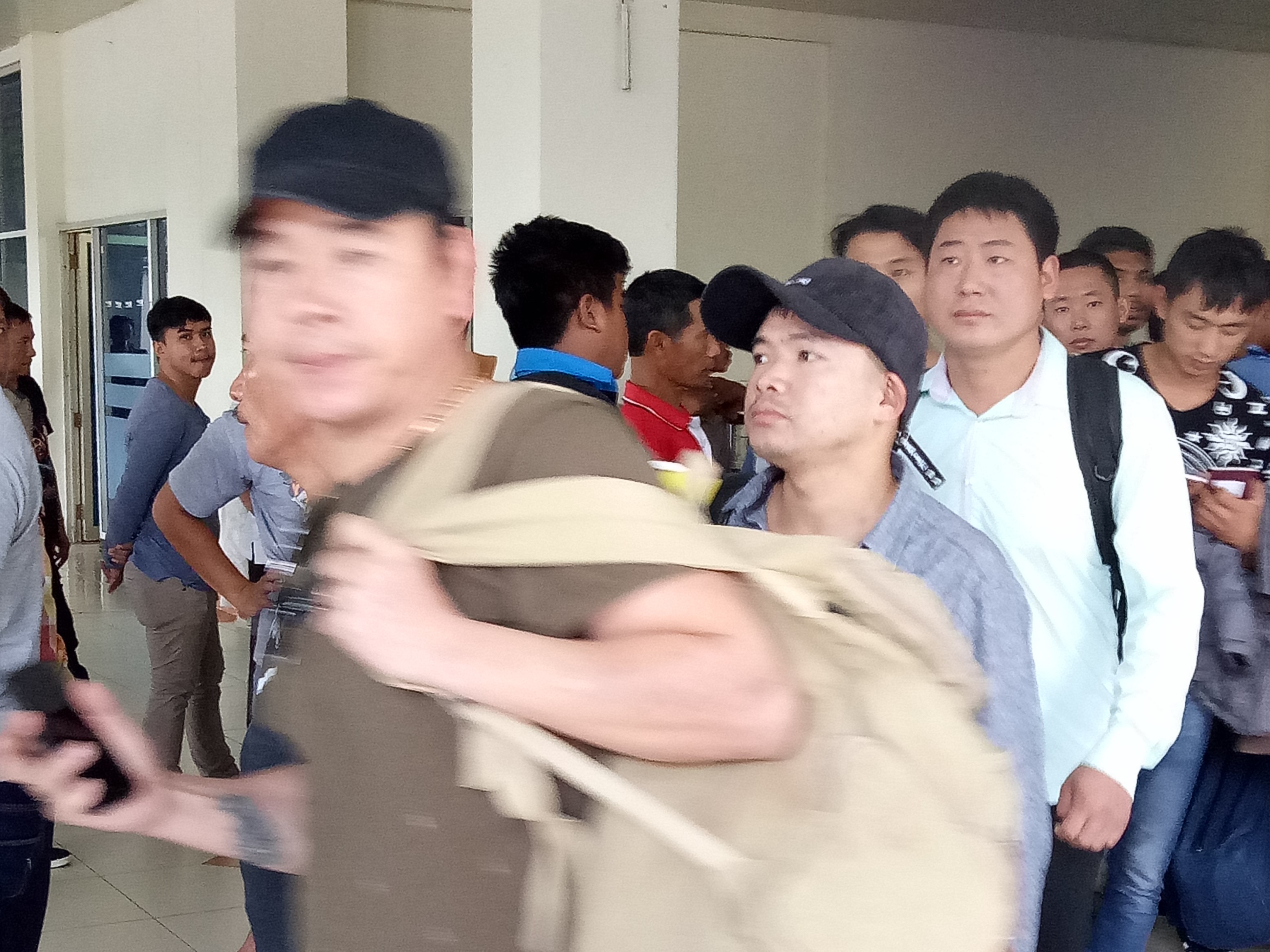 Ratusan Tenaga Kerja Asing asal Tingkok membanjiri Bandara Haluoleo Kendari, Sulawesi Tenggara.