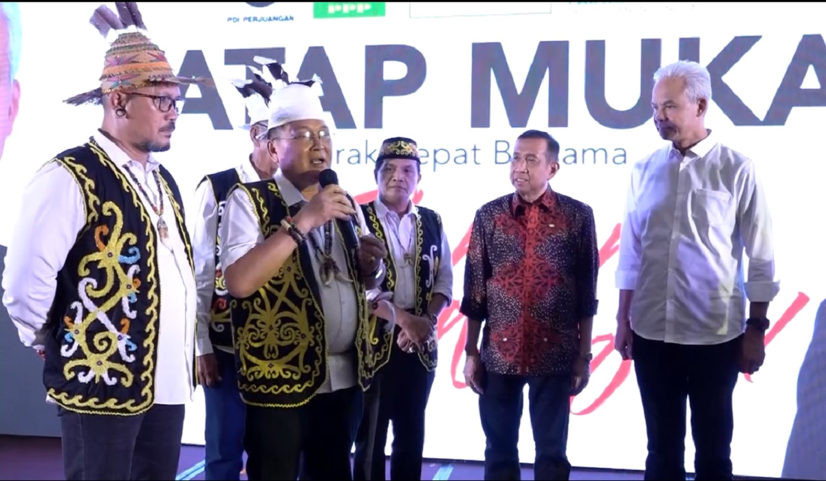 Tokoh adat Dayak Kenyah bersama Ganjar Pranowo