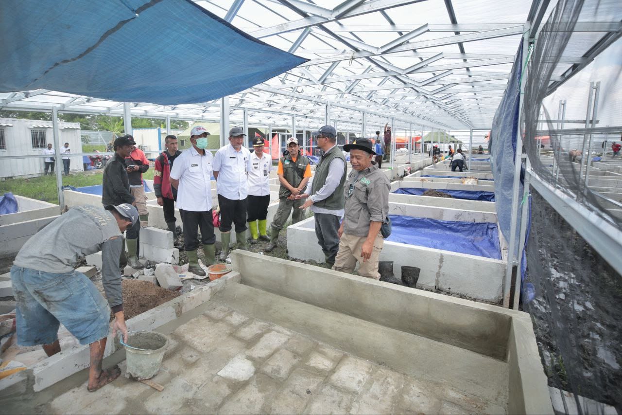 Sekretaris Daerah Kota Bandung Ema Sumarna di Tempat Pengolahan Sampah Terpadu Gedebage