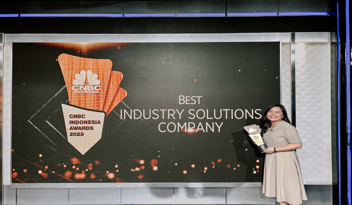 Lusiana Lu selaku Business Development Director HashMicro mewakili perusahaan dalam penerimaan penghargaan