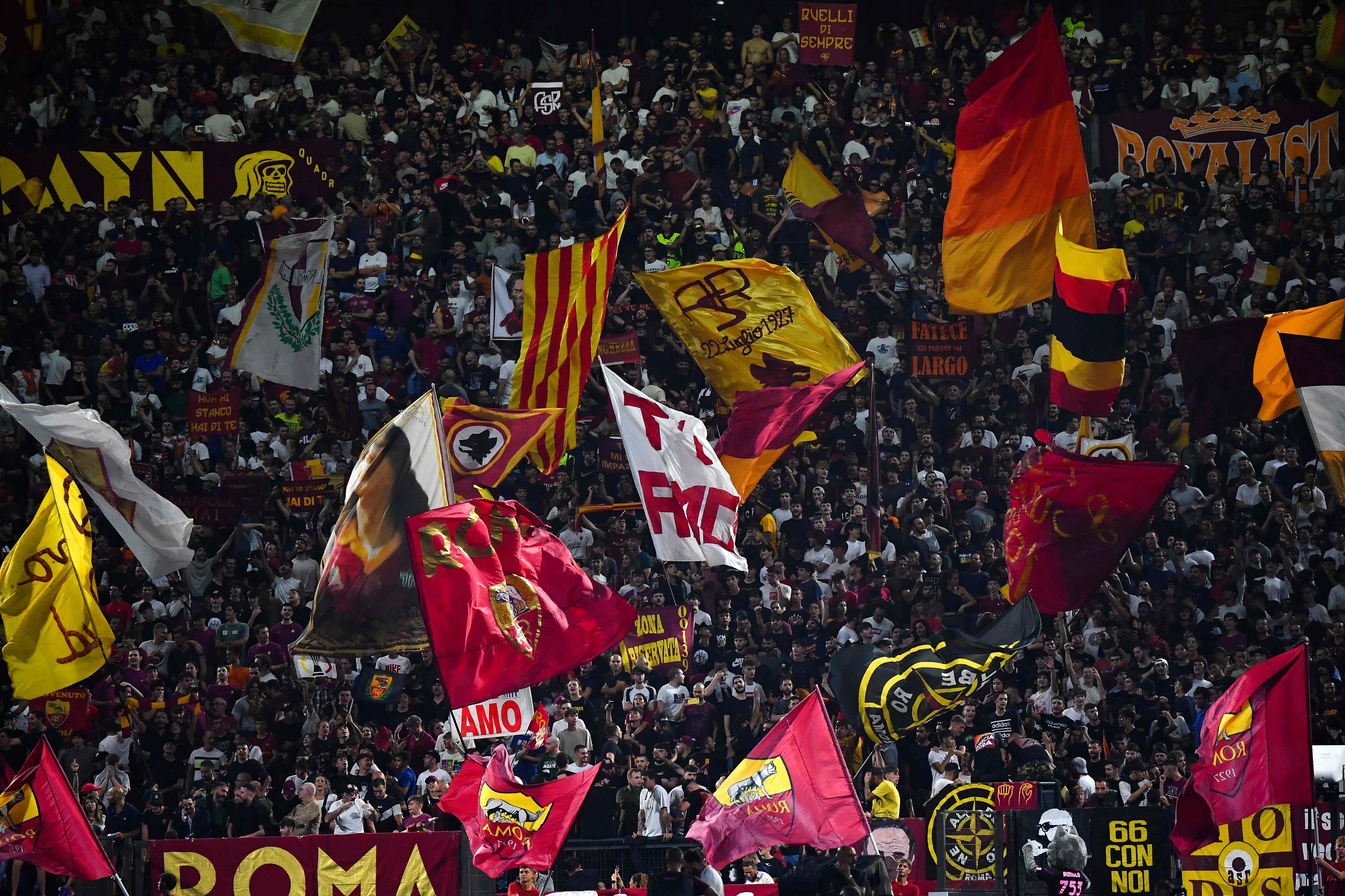 Pendukung AS Roma mengibarkan bendera saat timnya tampil di Liga Champions melawan HJK Helsinki.