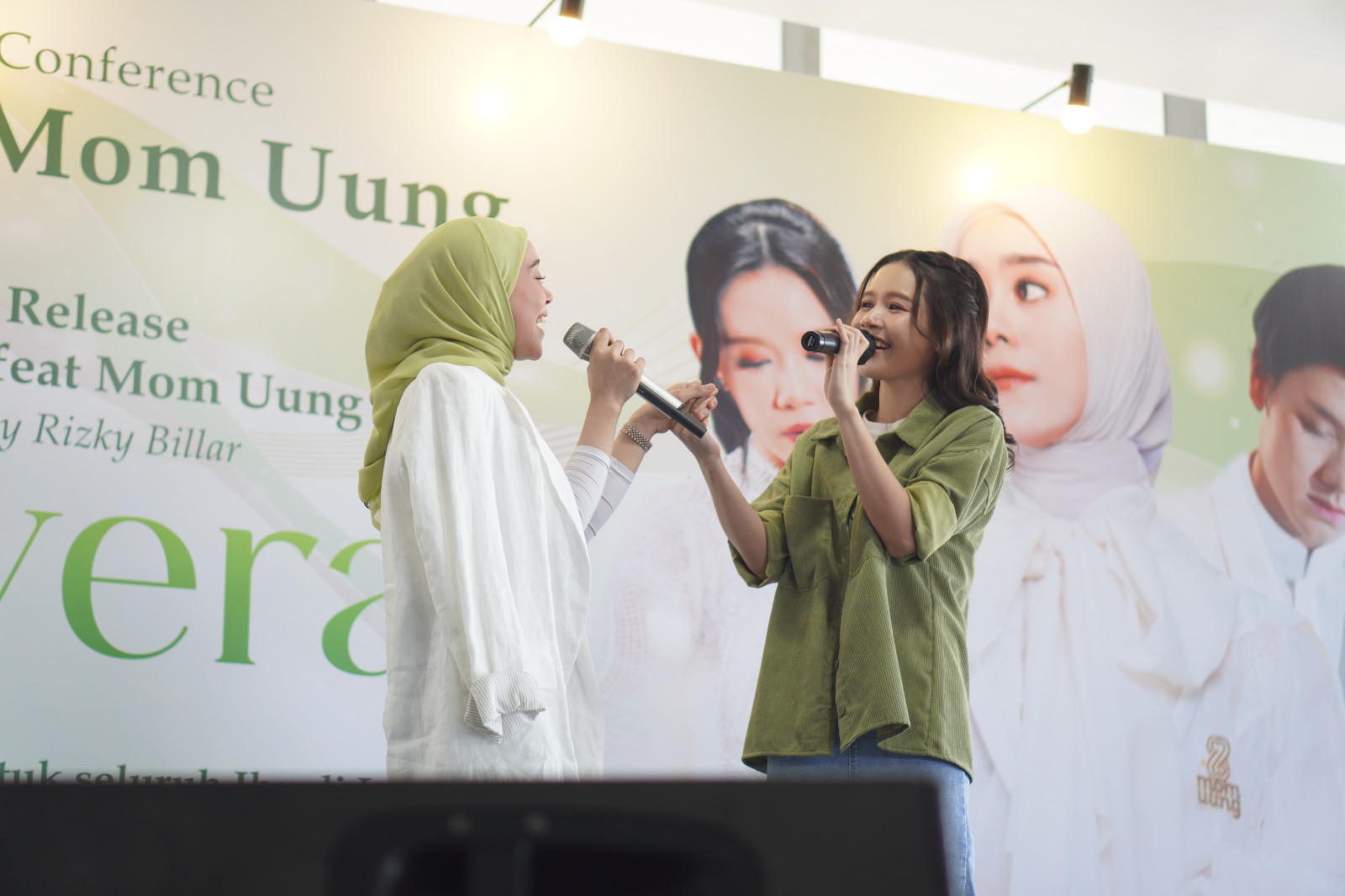 Penyanyi Lesti Kejora dan Uung Victoria, Founder Mom Uung, menyanyikan lagu 