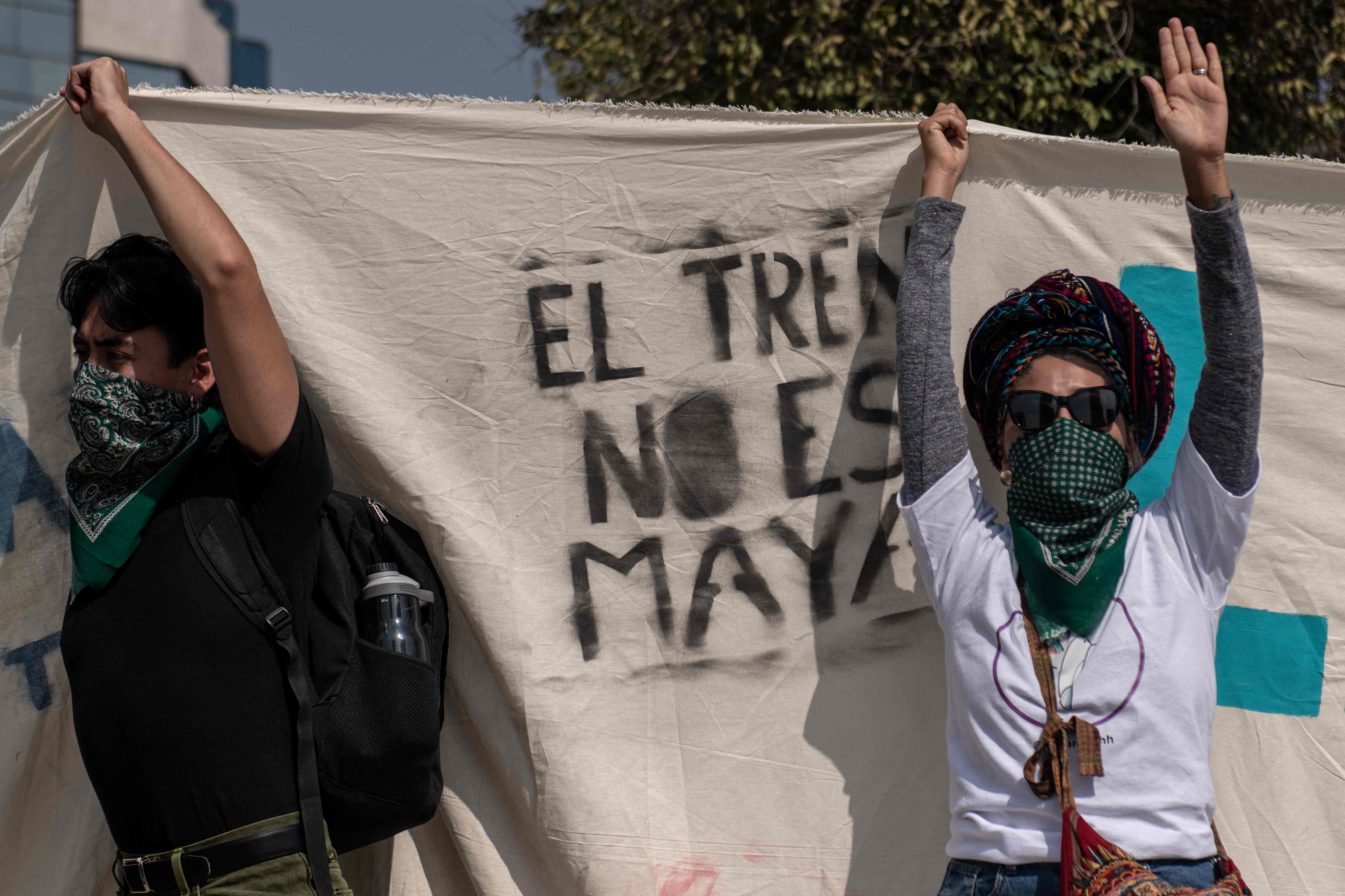 Para pengunjuk rasa yang menolak pembangunan kereta Maya di Meksiko