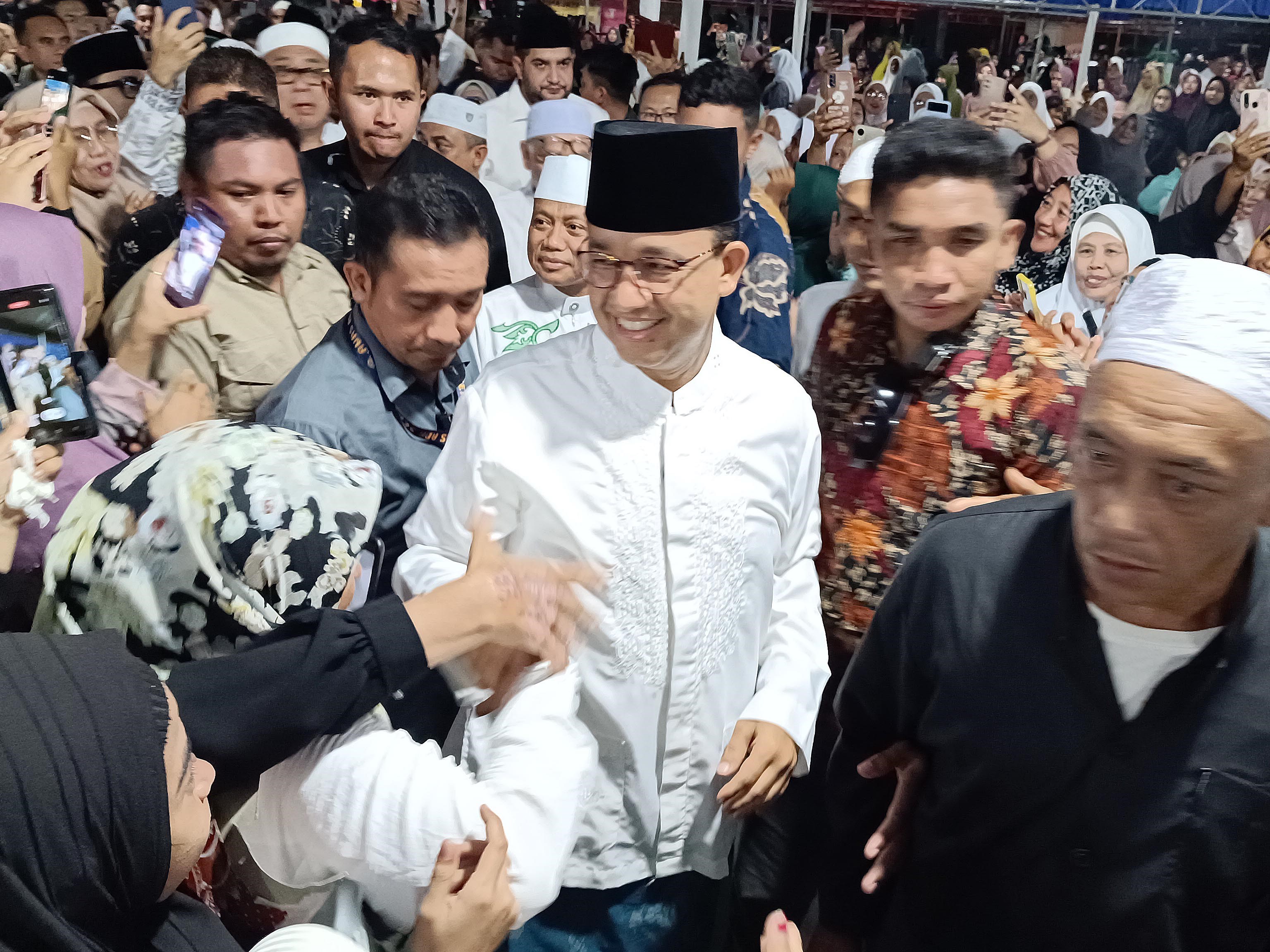 Antusiasme masyarakat menyapa calon presiden nomor urut satu Anies Baswedan saat hadir dalam haul dan tahlilan di Wosu, Morowali.