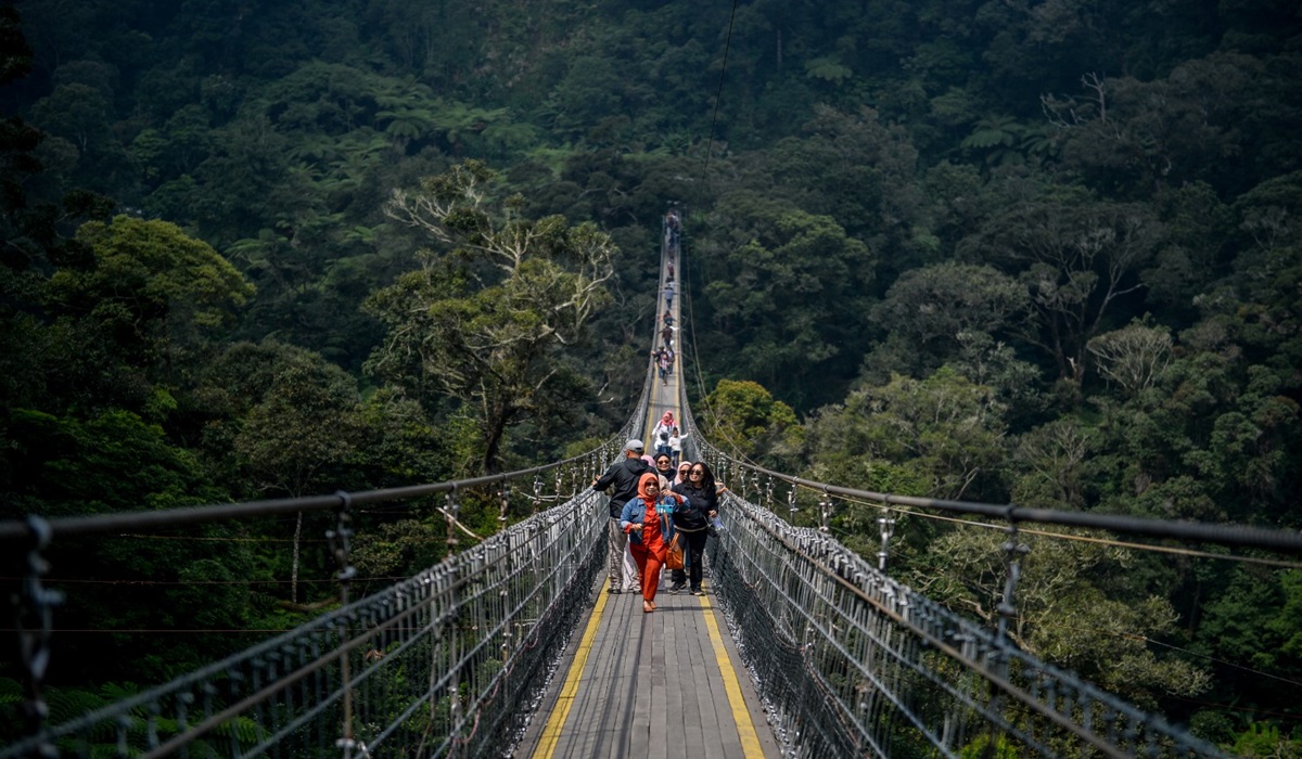 Pengunjung menyeberangi jembatan gantung rengganis di Patengan, Rancabali, Kabupaten Bandung, Jawa Barat.
