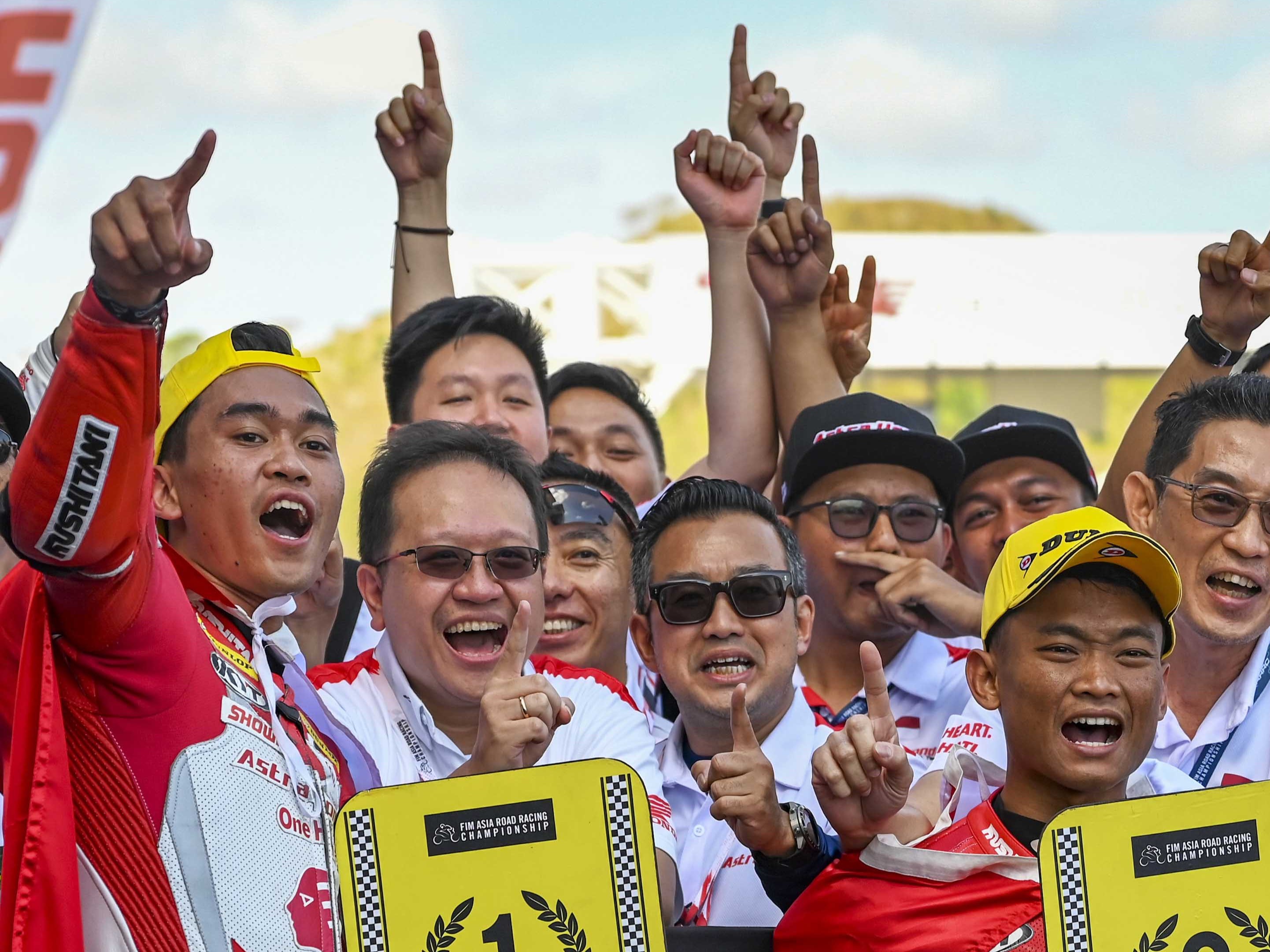 Pembalap asal Indonesia dari Astra Honda Racing Team Herjun Atna Firdaus (kedua kiri).