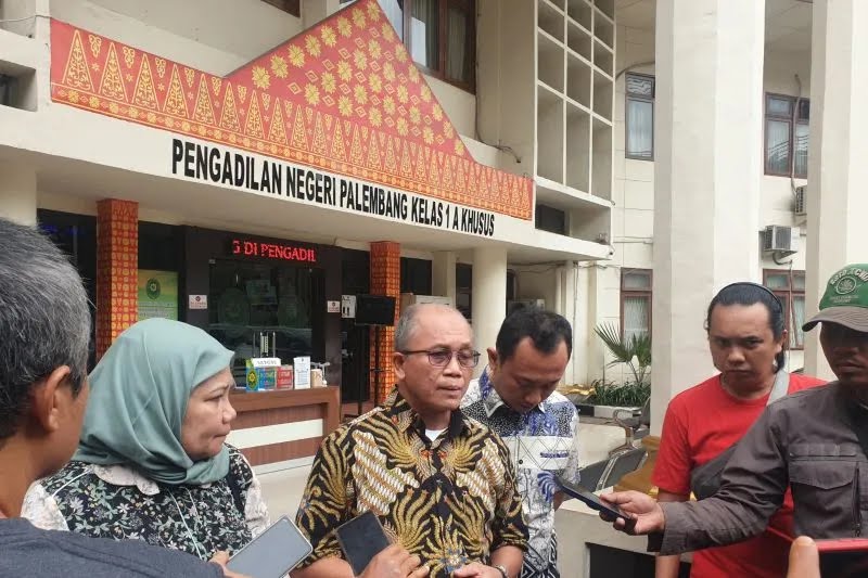  Penasihat hukum Gunadi Wibakso memberikan keterangan terkait kasus dugaan korupsi dalam akuisisi PT SBS di Sumsel