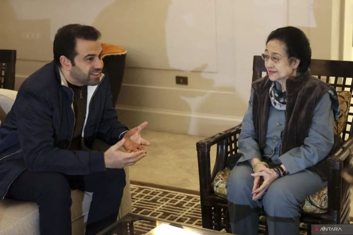 Presiden kelima RI Megawati Soekarnoputri (kanan) berbincang dengan Sekjen Zayed Award for Human Fraternity 2024 Mohamed Abdelsalam.