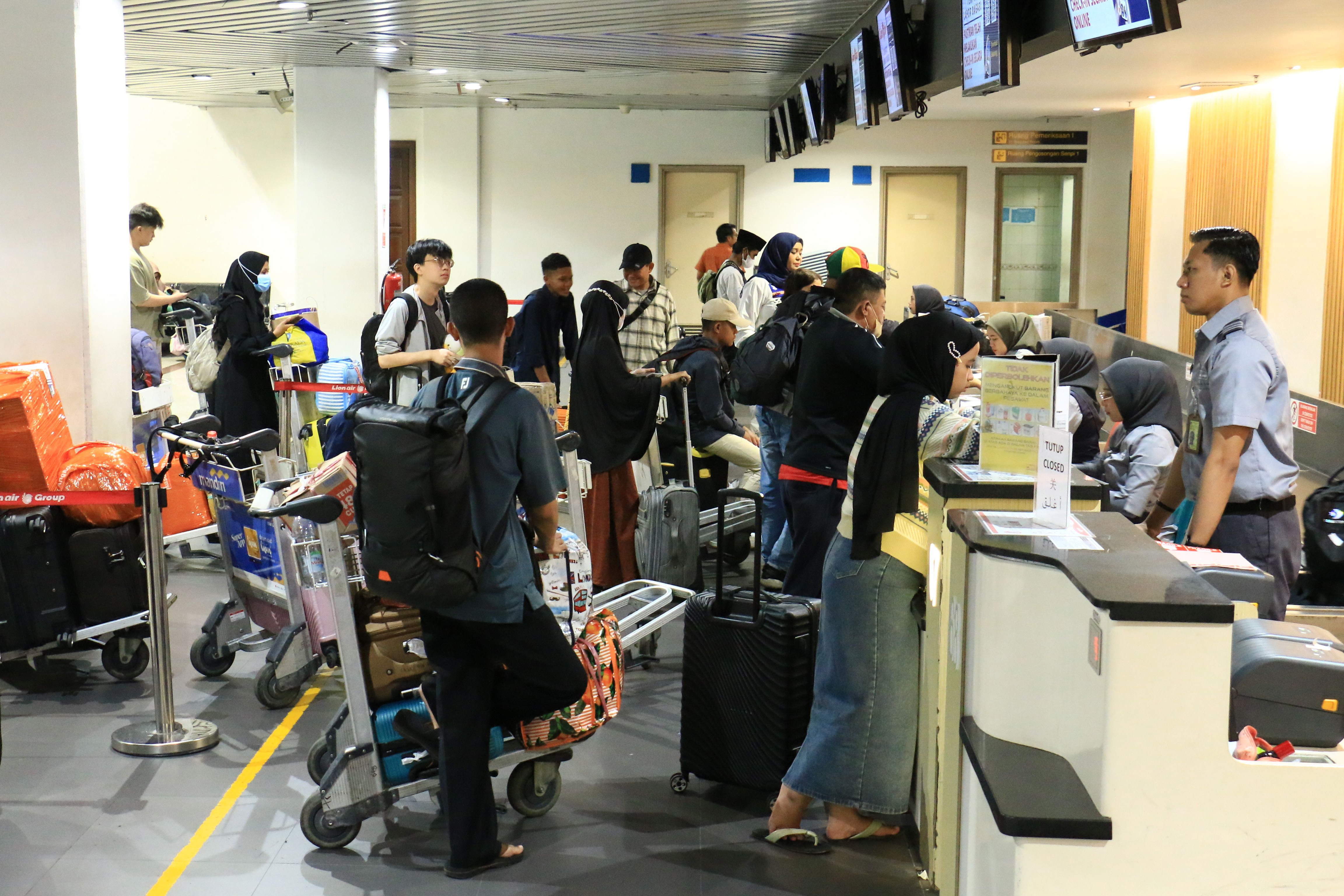 Suasana di Bandara Juanda, Sidoarjo, Jawa Timur, Selasa (19/12).
