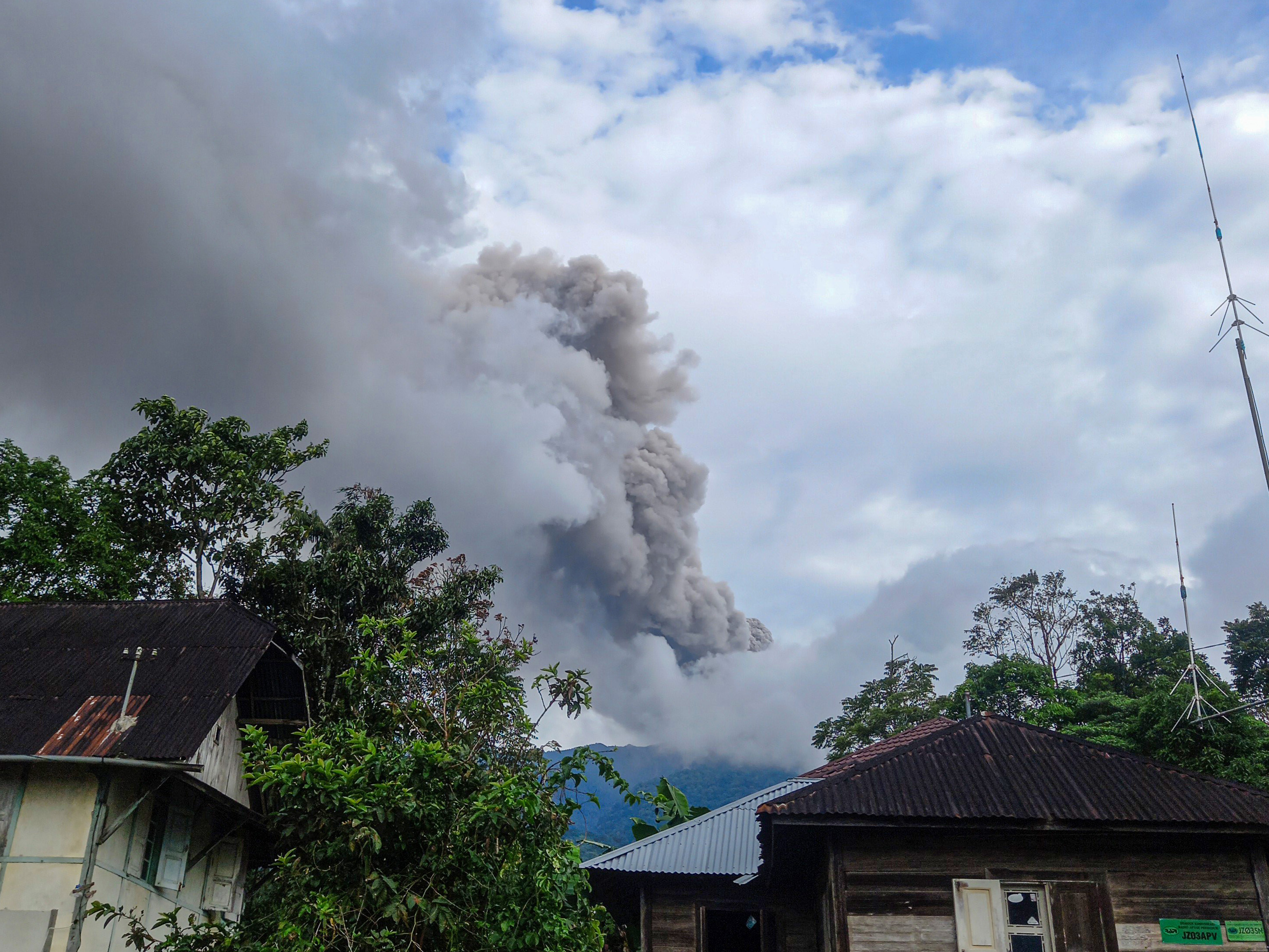 Gunung Marapi menyemburkan material vulkanik saat erupsi di Nagari Sungai Pua, Agam, Sumatera Barat, Minggu (3/12).