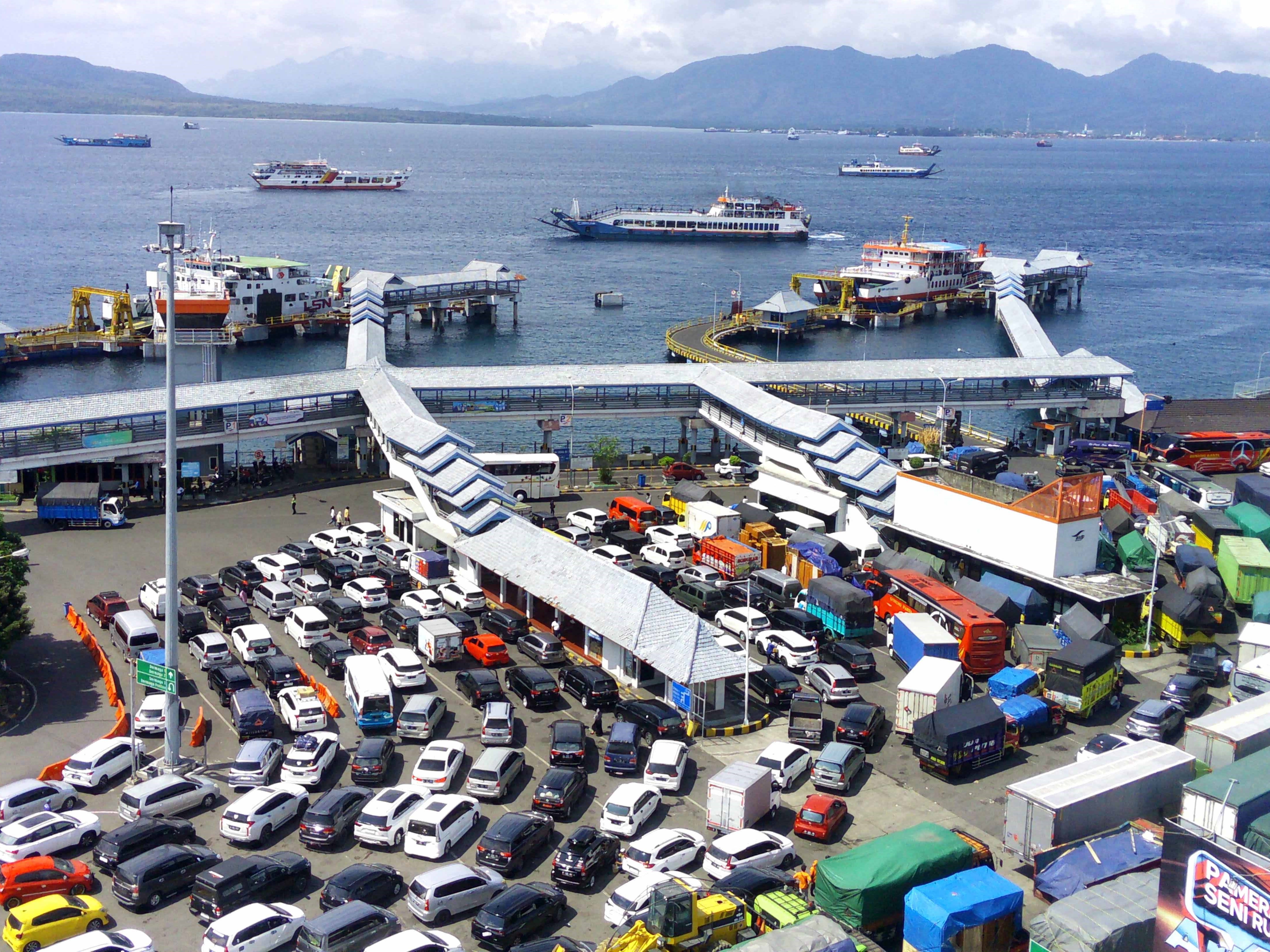 Foto udara antrean kendaraan roda empat di kantong parkir Pelabuhan Ketapang, Banyuwangi, Jawa Timur, Rabu (5/7/2023).