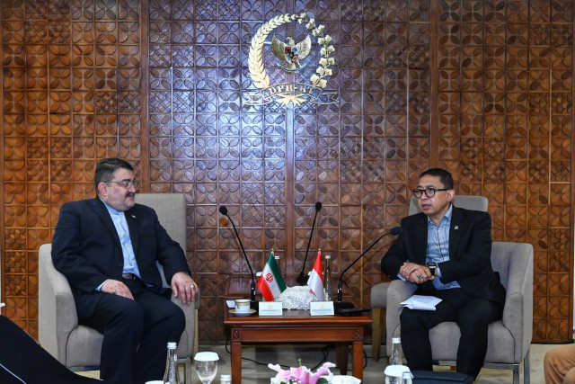 Ketua BKSAP DPR RI Fadli Zon saat menerima kunjungan Duta Besar Iran Mohammad Boroujerdi di Gedung Nusantara, Jakarta, Senin (4/12).