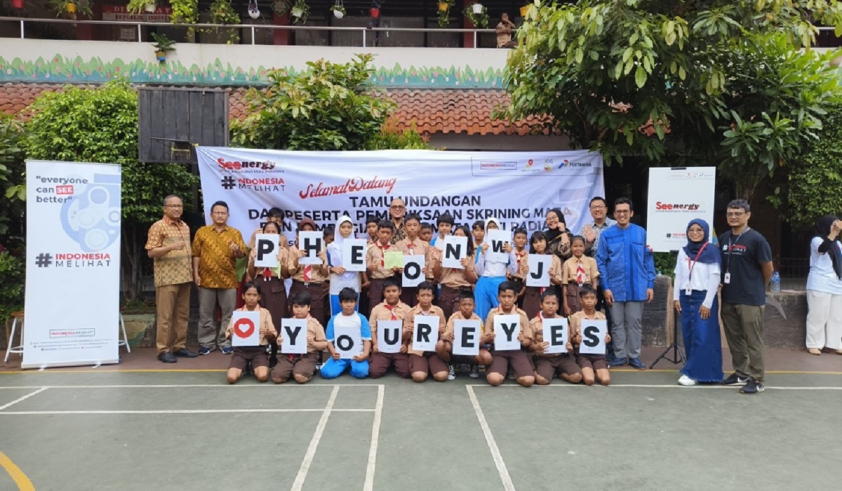 Pemberian kacamata gartis untuk siswa sekolah dasar di Warakas, Tanjung Priok, Jakarta Utara
