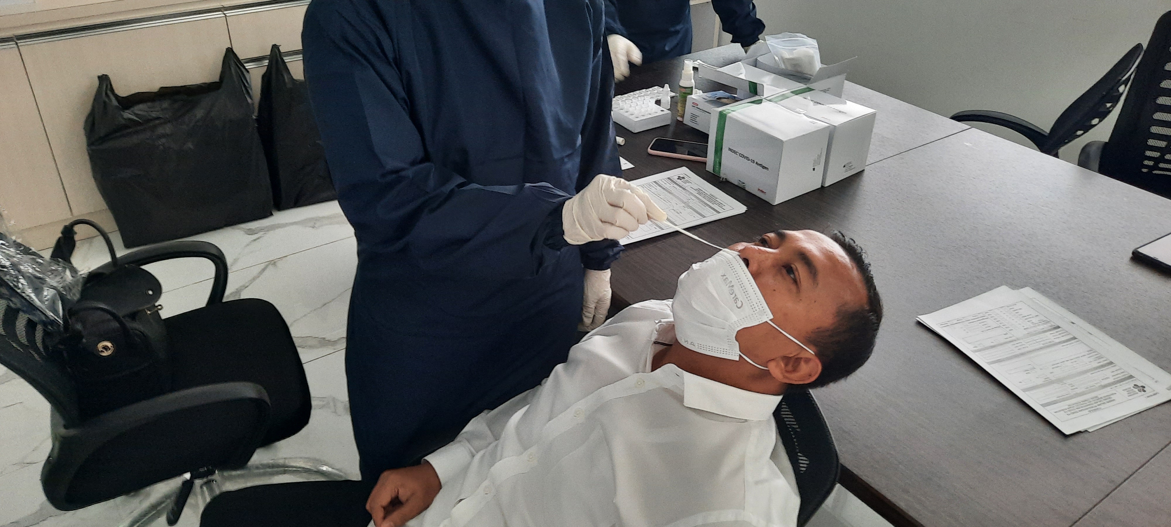 Seorang warga di Cianjur melakukan pemeriksaan covid-19