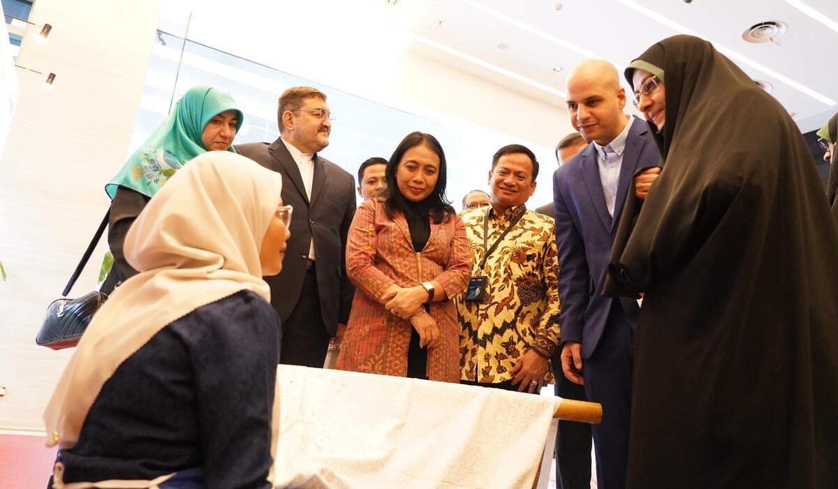 WAKIL Presiden Republik Islam Iran Ensieh Khazali bersama Nasabah PT Permodalan Nasional Madani (PNM).