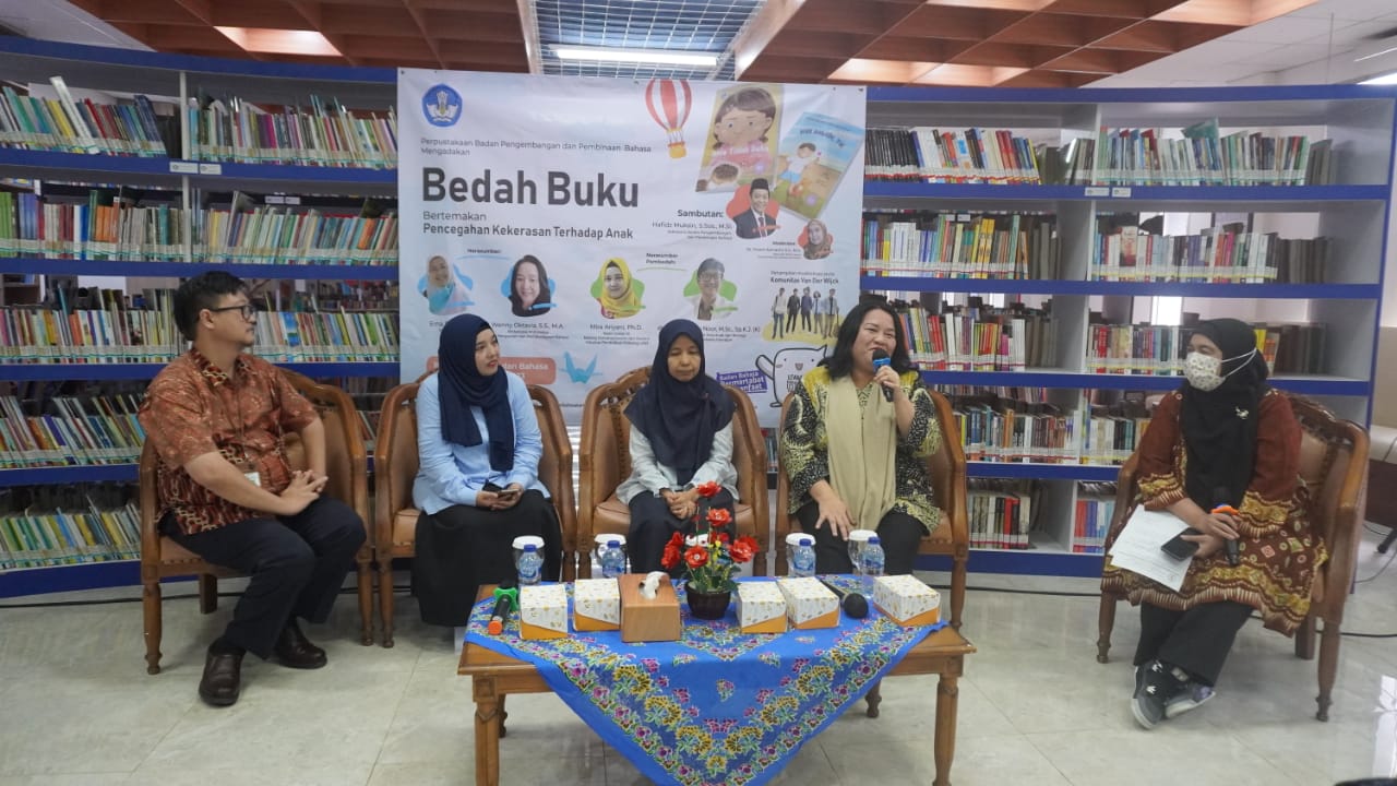 Acara bedah buku dengan tema “Pencegahan Kekerasan Terhadap Anak” di Perpustakaan Badan Bahasa, Jakarta, Selasa (6/12). 