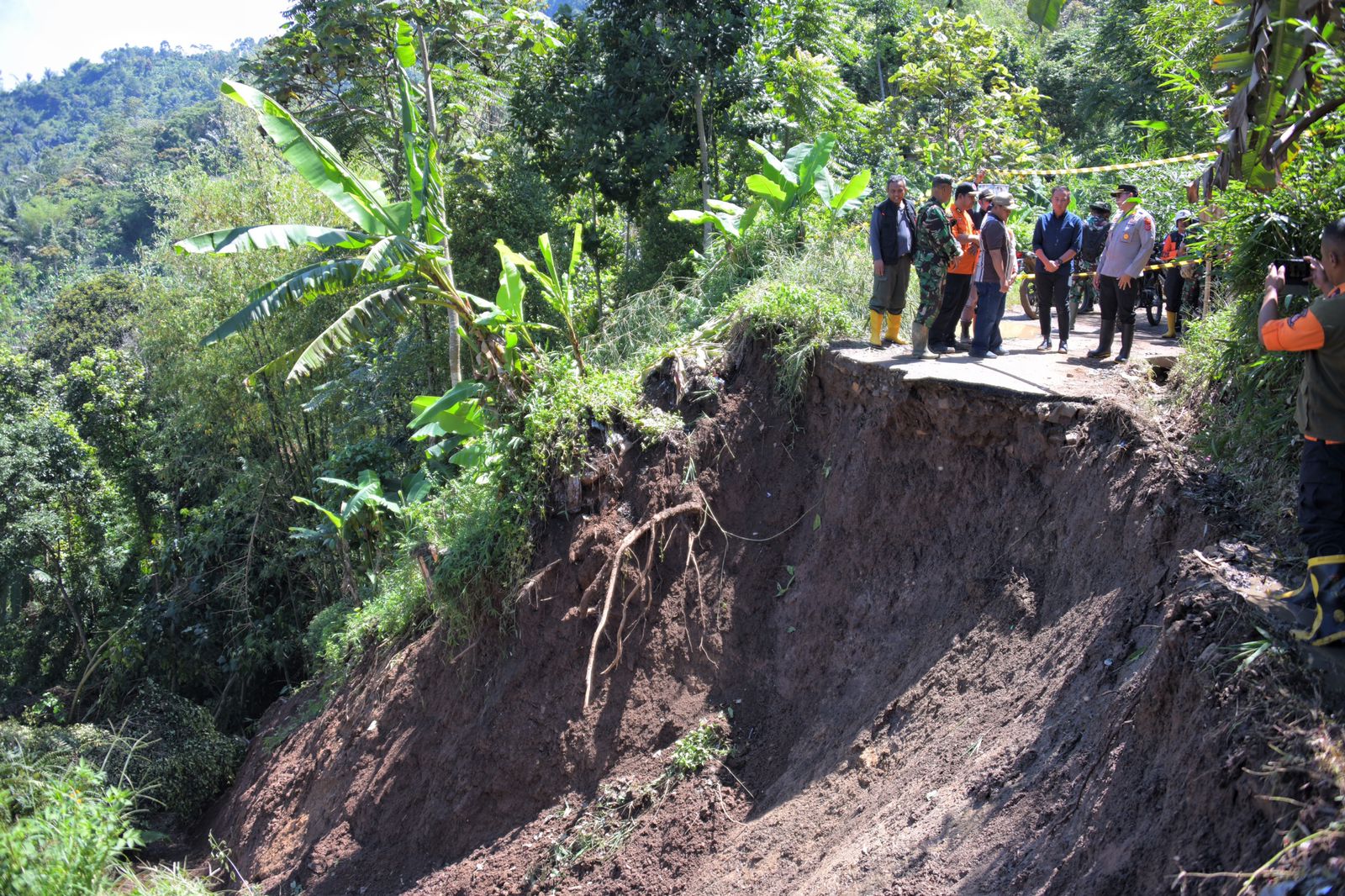 Tanah longsor mengikis jalan antardesa di  Desa Buninagara, Kecamatan Sindangkerta, Kabupaten Bandung Barat