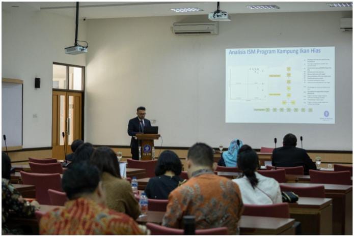 Andiga Tarihoran saat memaparkan penelitian disertasi tentang strategi pengembangan ekspor ikan hias Indonesia berkelanjutan.