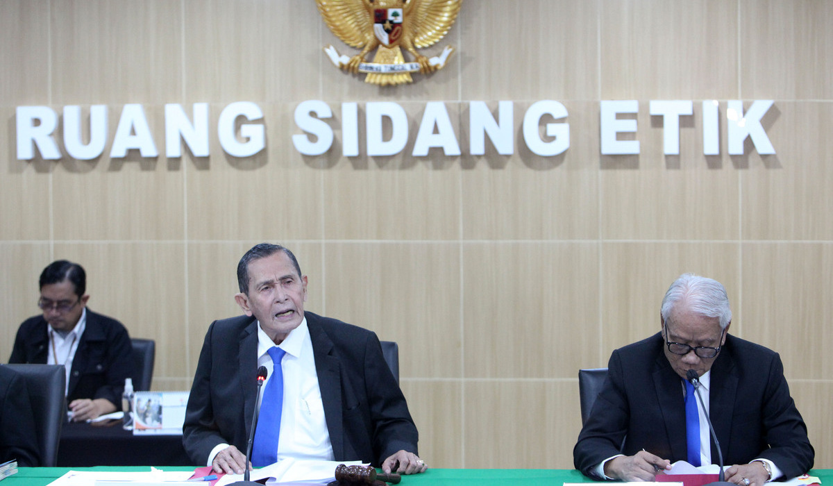 Ketua Dewan Pengawas KPK Tumpak Hatorangan Panggabean (kiri)didampingi anggota Dewas KPK Harjono, Rabu, 27 Desember 2023.