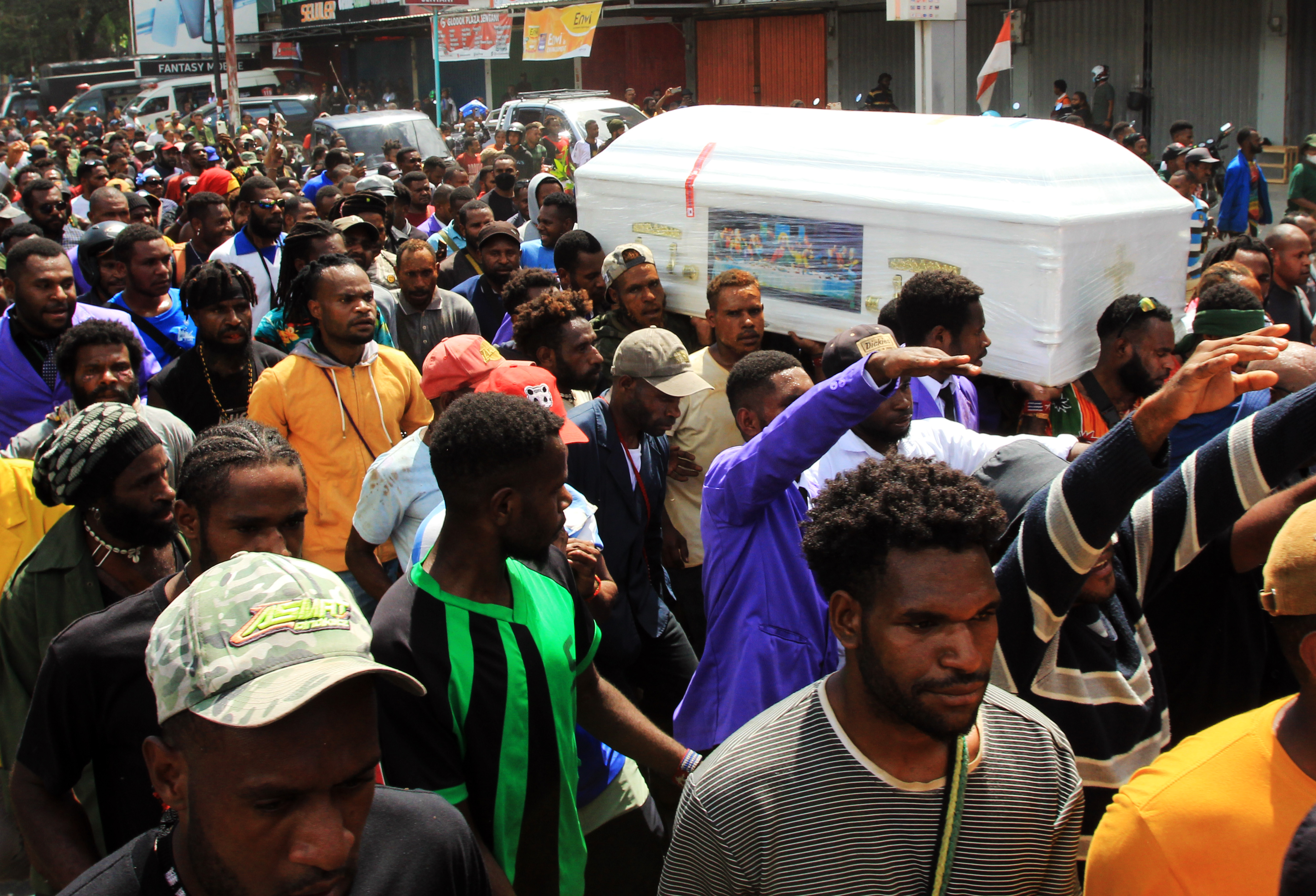  Warga membawa peti jenazah mantan Gubernur Papua Lukas Enembe ke tempat pemakaman, Kota Jayapura, Papua, Kamis (28/12/2023).