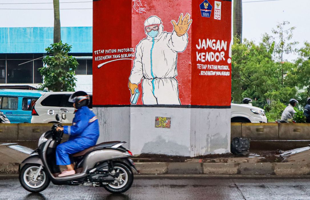 Mural protokol kesehatan dalam mencegah penyebaran covid-19 di kawasan Kebon Nanas, Jakarta.
