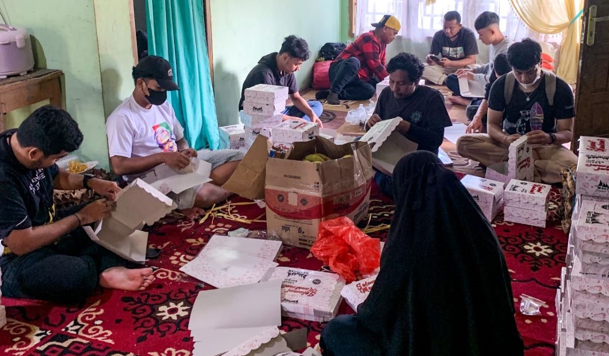 Relawan membantu korban bencana Gunung Marapi