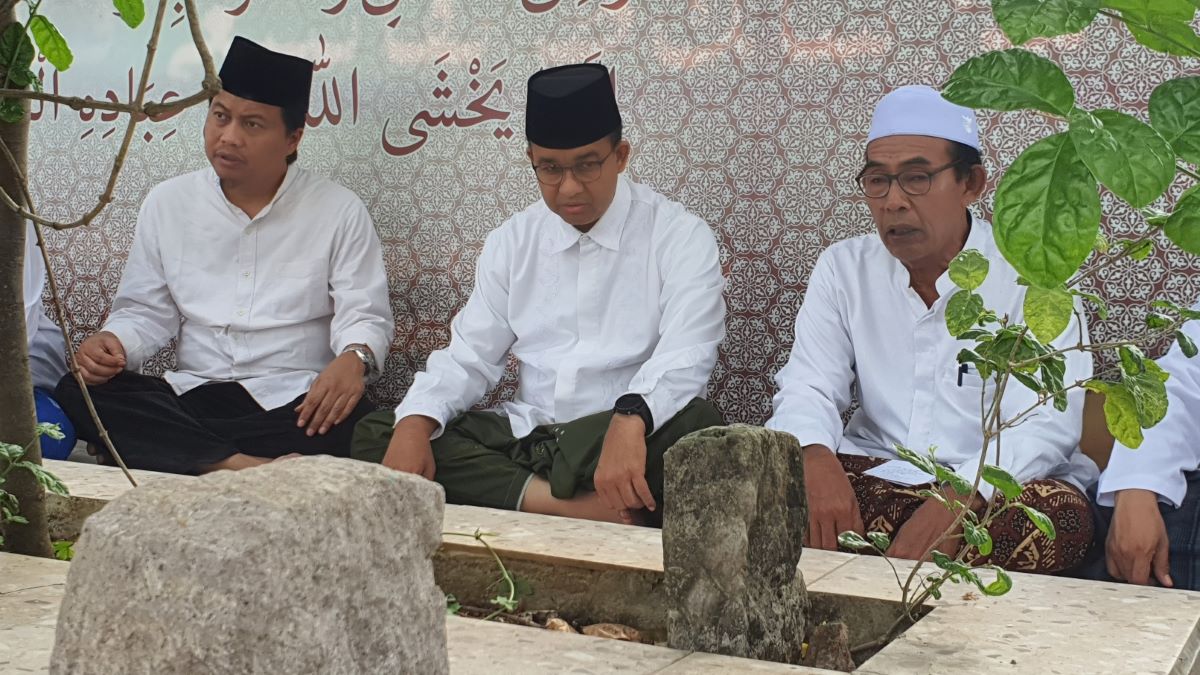 Calon presiden (capres) nomor urut 1 Anies Baswedan berziarah ke makam KH Bisri Mustofa.