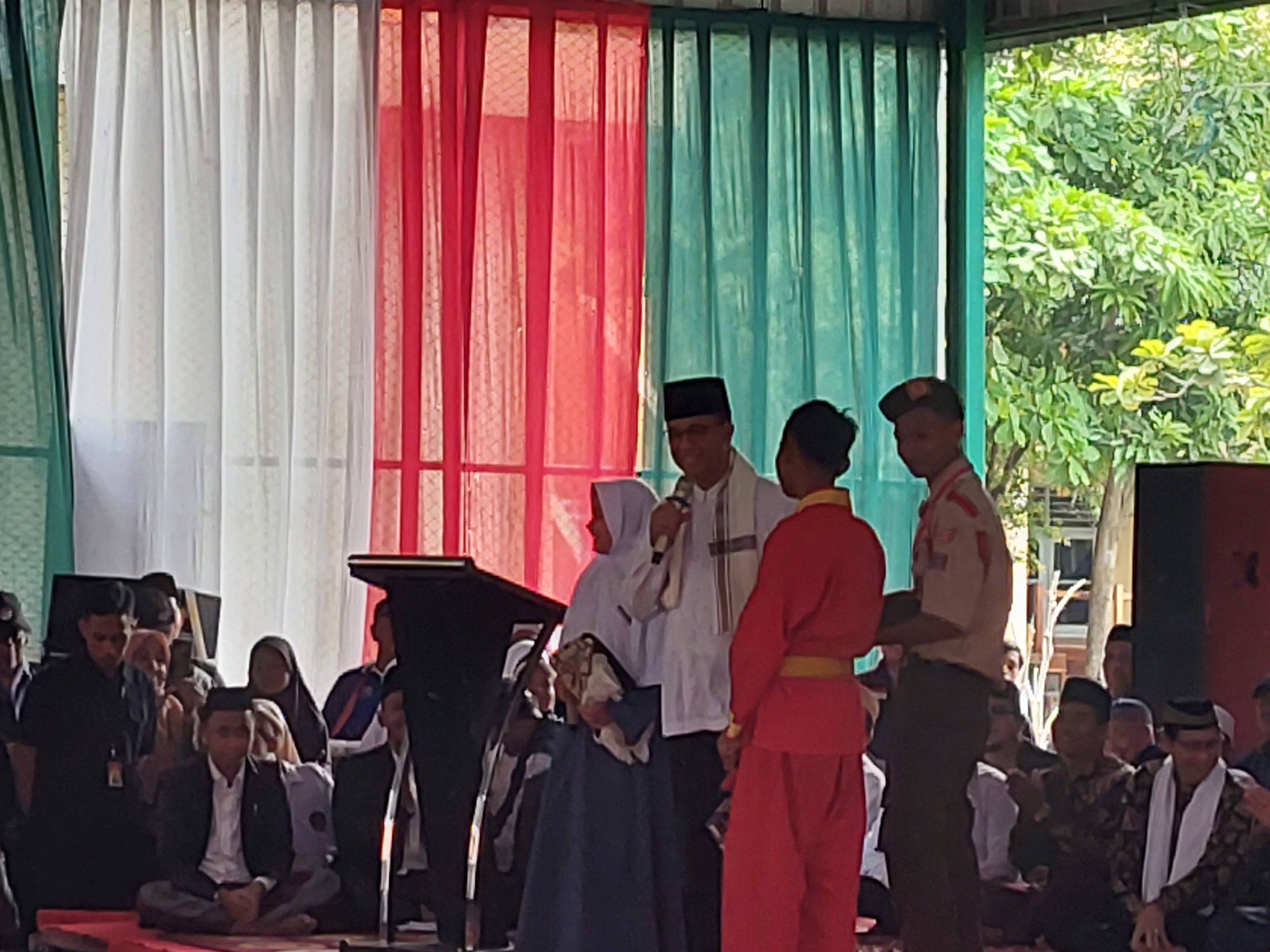 Anies Baswedan saat bersilaturahmi dengan santri dan pengurus Pondok Pesantren (Ponpes) Modern Nurussalam, Medangsem, Jayakerta, Karawang.