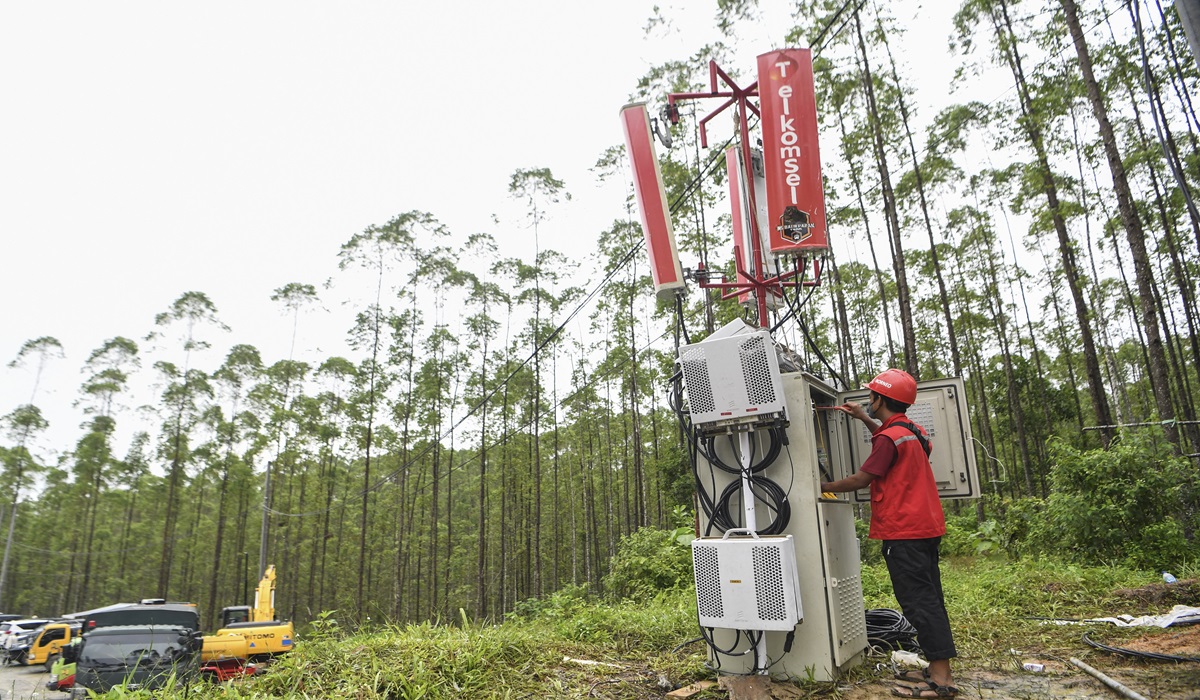 Pekerja memeriksa mobile BTS yang dipasang di kawasan titik nol Ibu Kota Negara (IKN) Nusantara.