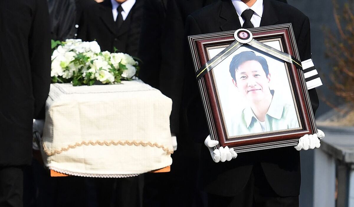 Keluarga membawa foto mendiang Lee Sun-kyun di pemakaman aktor Korea Selatan tersebut, 29 Desember 2023.