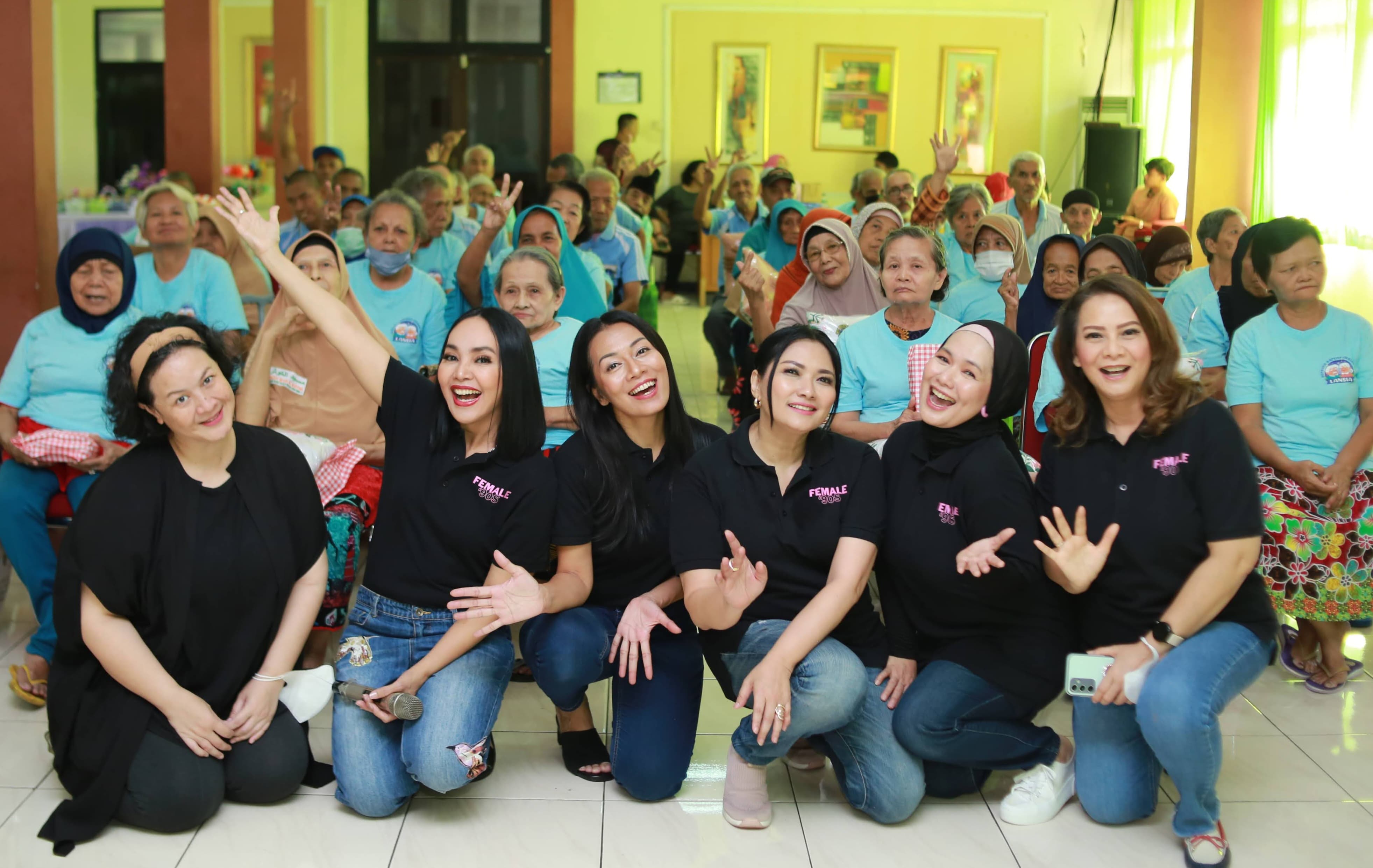 Sebagian anggota komunitas female 90's dan para lansia di Panti Werdha