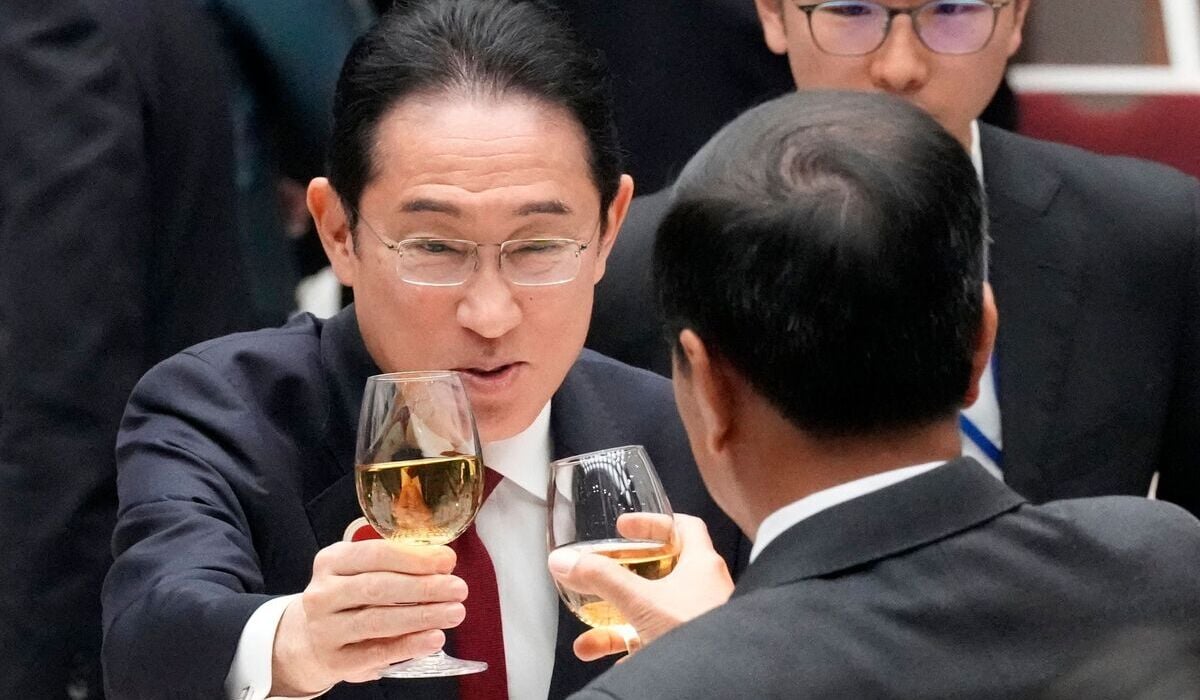 Presiden Joko Widodo dan PM Jepang Fumio Kishida di KTT AZEC, Tokyo, 18 Desember 2023.