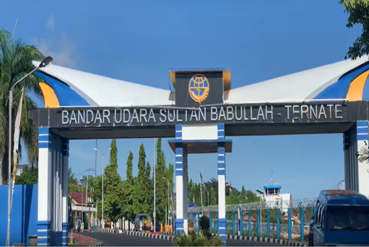 Tiga pejabat dan satu staf diterbangkan dari Bandara Sultan Babullah Ternate bersama Tim KPK, Selasa (19/12) pagi.