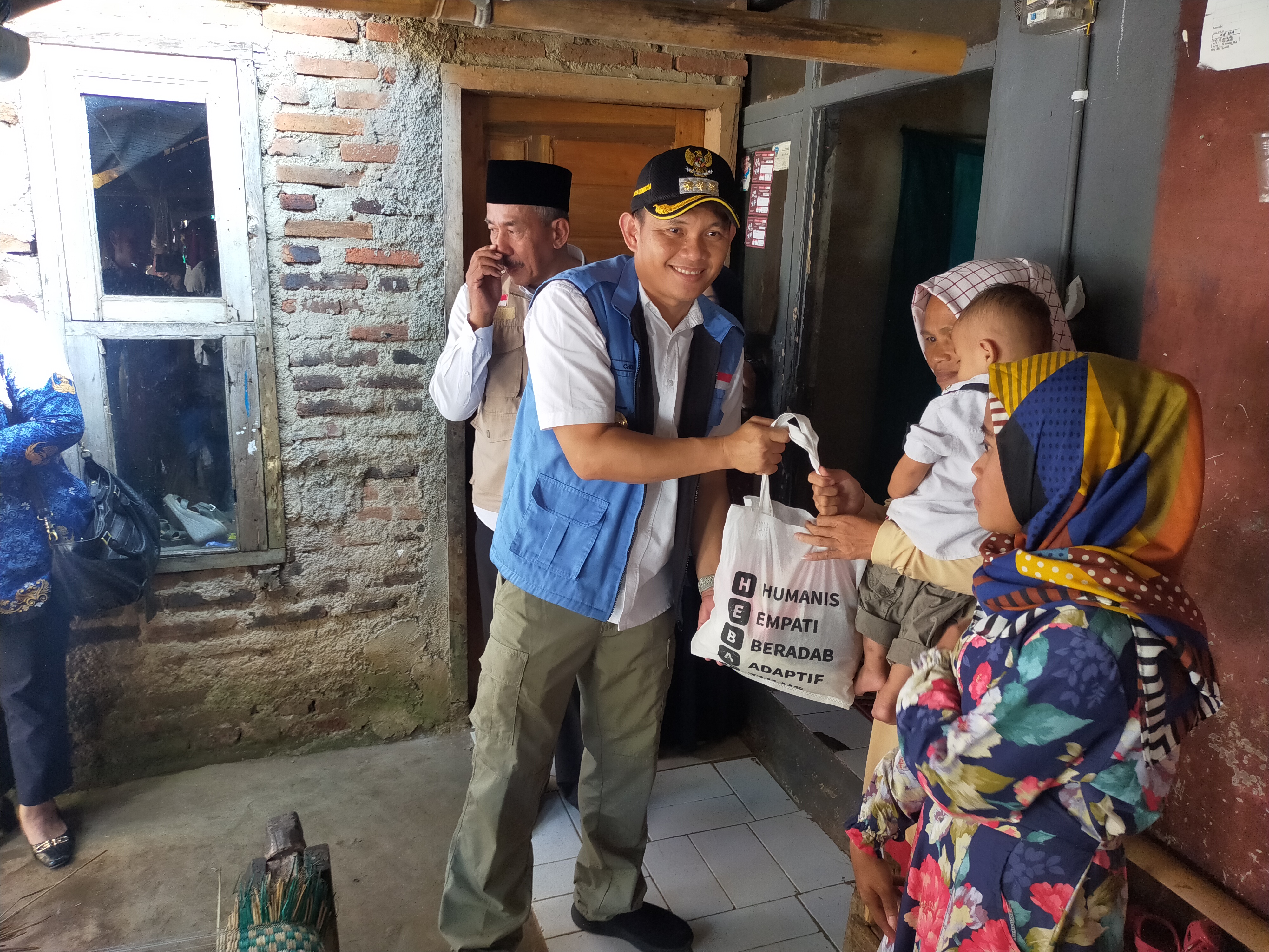 Pj Wali Kota Tasikmalaya Cheka Virgowansyah menyerahkan bantuan pada keluarga anak penderita tengkes