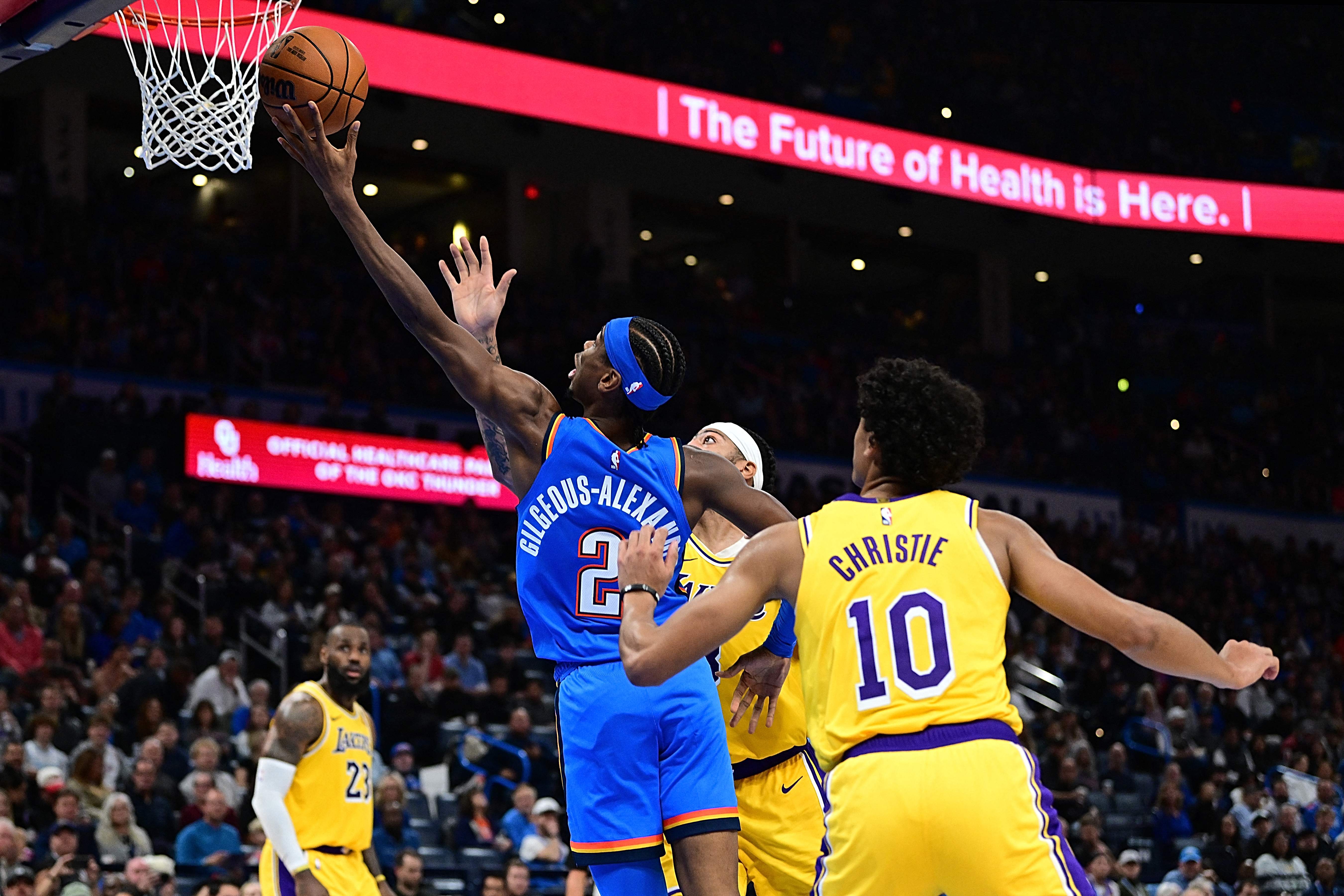Shai Gilgeous-Alexander #2 dari Oklahoma City Thunder melakukan lay up di babak kedua melawan Los Angeles Lakers, Kamis (30/11).