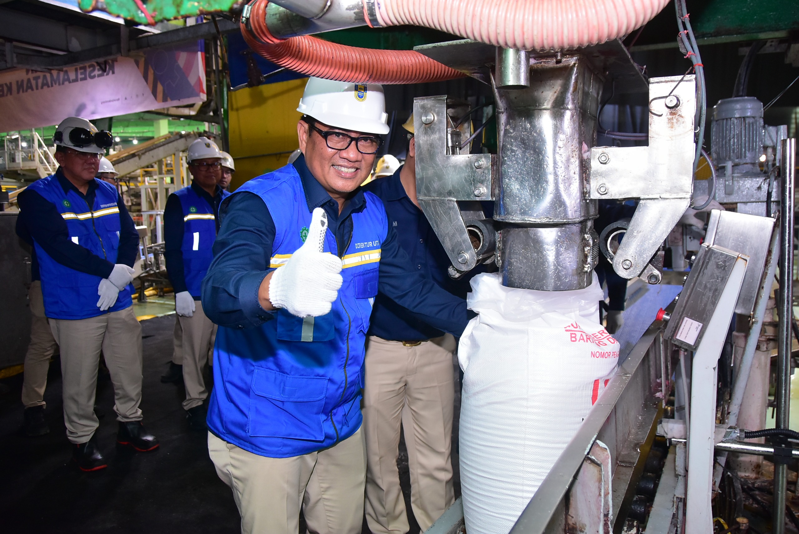 Direktur Utama PT Pusri Palembang, Daconi Khotob mengadakan demo pengantongan pupuk serta penandatanganan tutup produksi 2023.