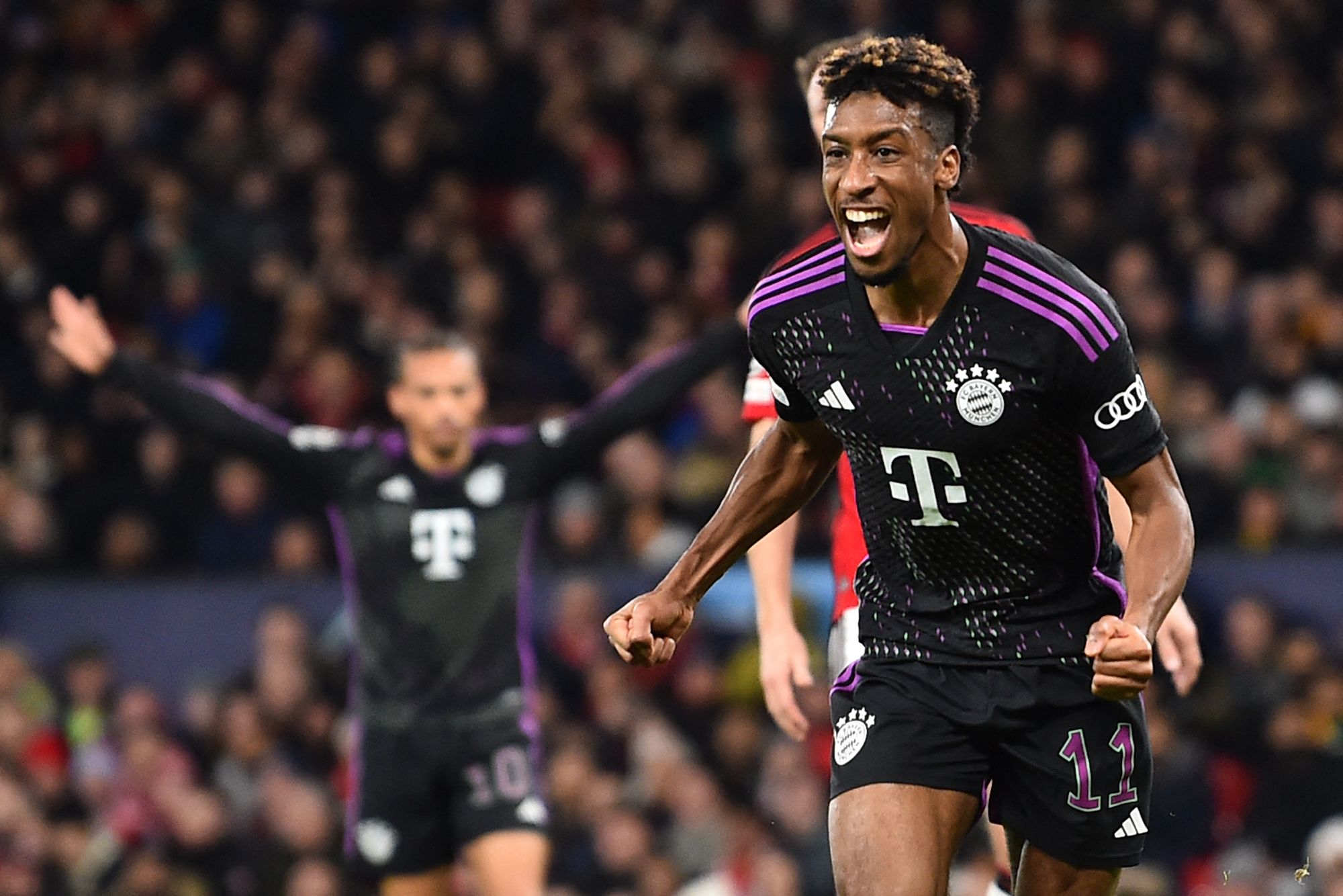 Striker Bayern Muenchen Kingsley Coman (kanan) merayakan gol yang dicetaknya ke gawang Manchester United dalam laga Liga Champions.